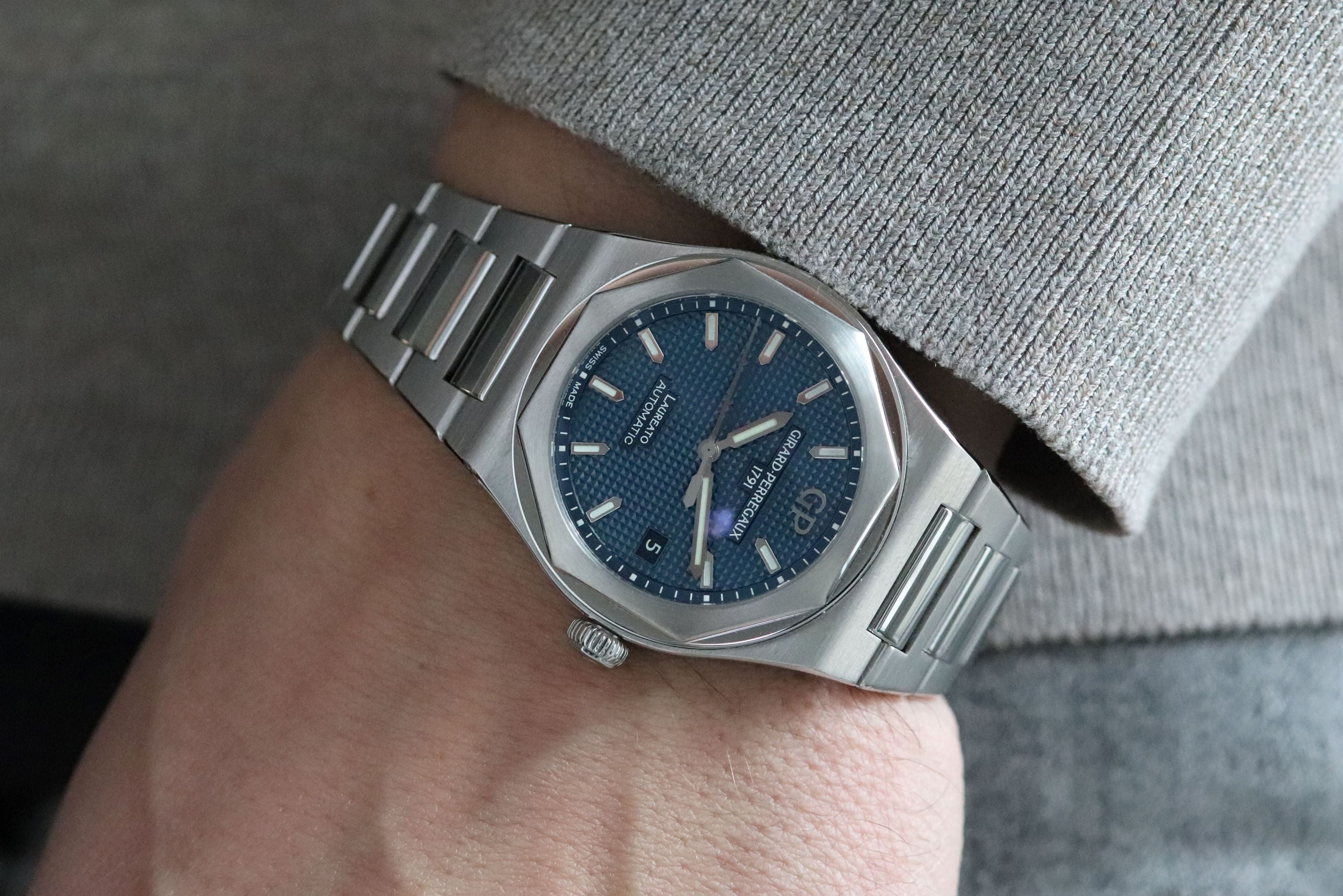 Girard Perregaux Laureato 81005.11.431.11A Blue Dial Fullset Medium Model Box+Papers
