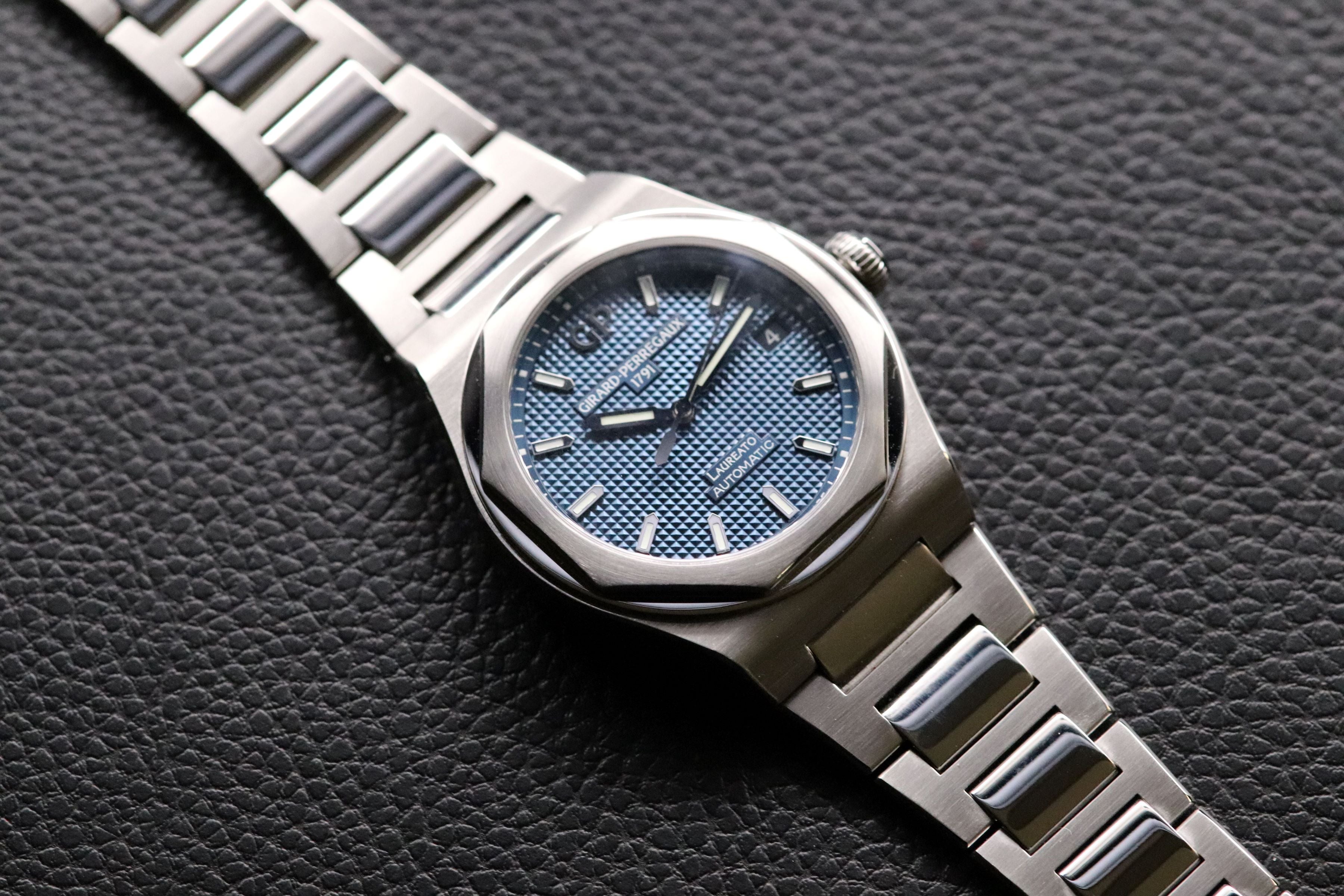 Girard Perregaux Laureato 81005.11.431.11A Blue Dial Fullset Medium Model Box+Papers