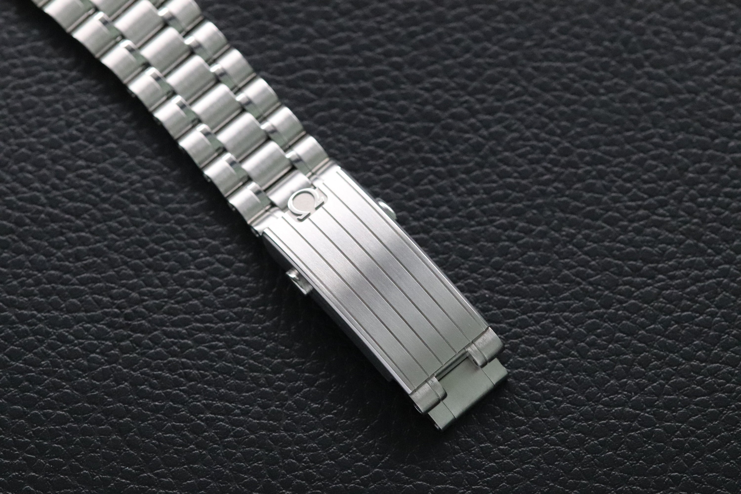 Omega Speedmaster Professional Moonwatch 310.30.42.50.04.001 Fullset 2024 Box+Papers