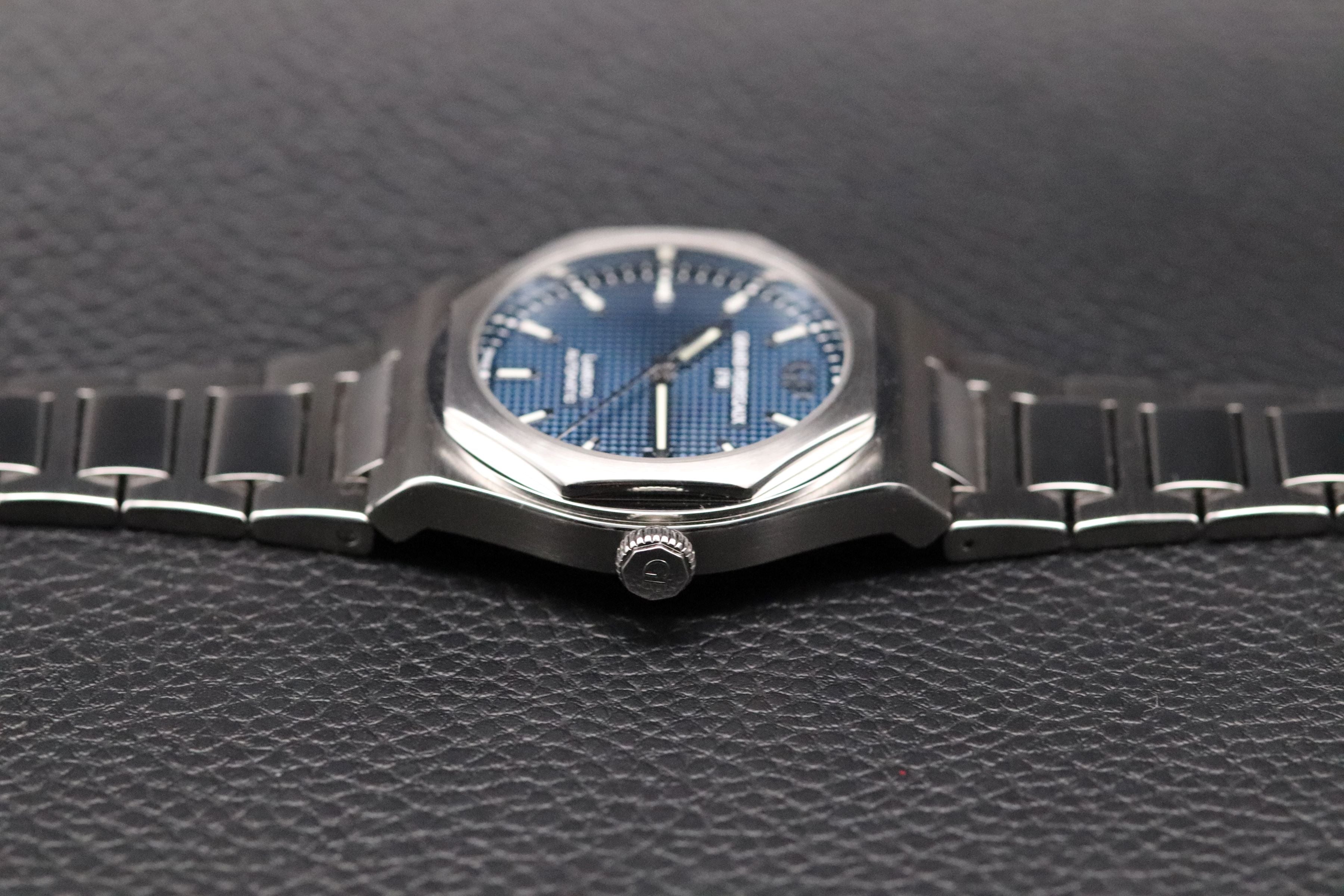 Girard Perregaux Laureato 81005.11.431.11A Blue Dial Fullset Medium Model Box+Papers