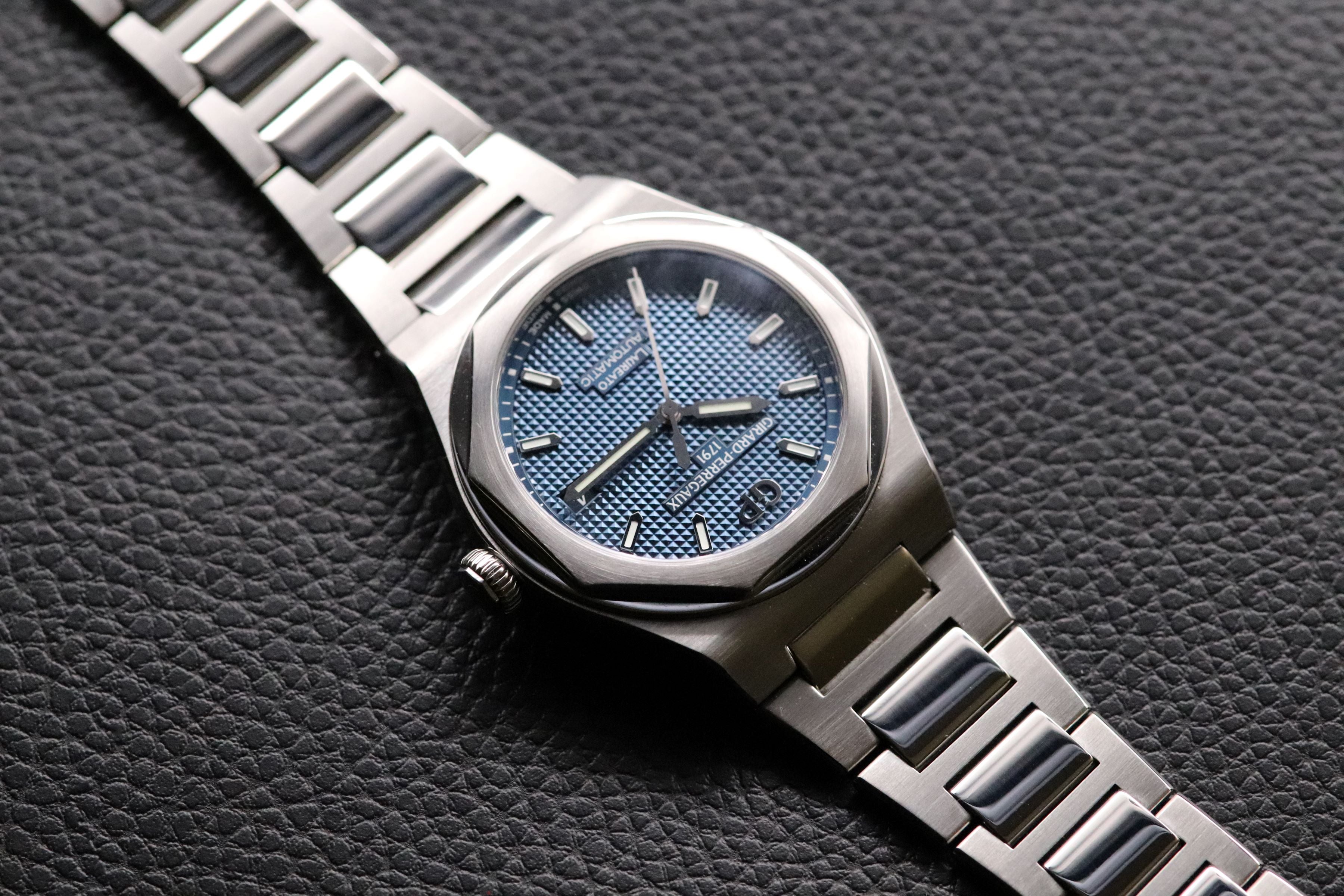 Girard Perregaux Laureato 81005.11.431.11A Blue Dial Fullset Medium Model Box+Papers