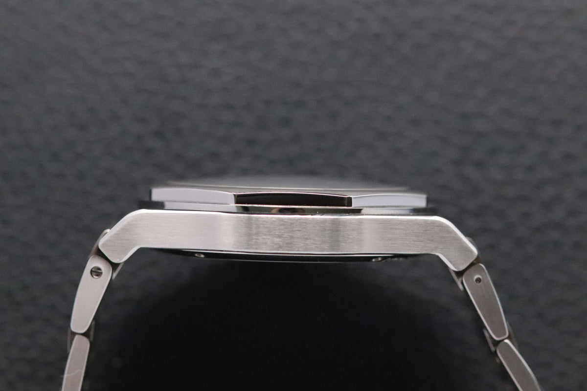 Girard-Perregaux Laureato 81010-11-431-11A Fullset 2022 Box+Papers