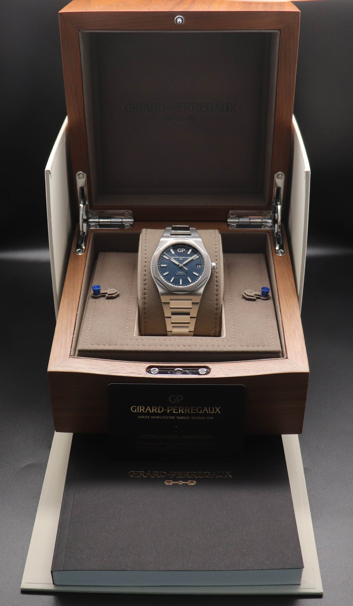 Girard-Perregaux Laureato 81010-11-431-11A Fullset 2022 Box+Papers