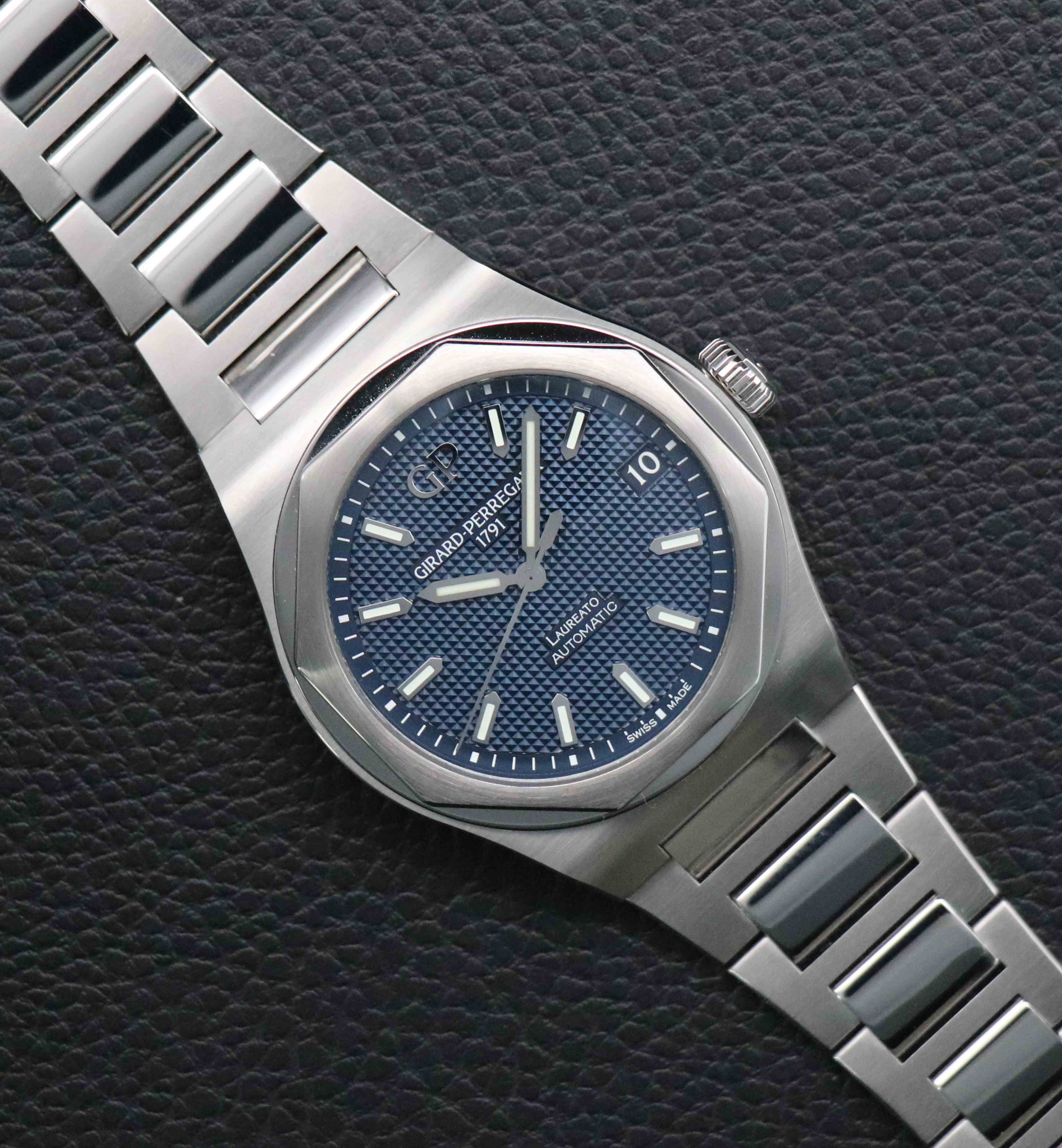 Girard Perregaux Laureato 81010-11-431-11 Fullset 2022 Box+Papers