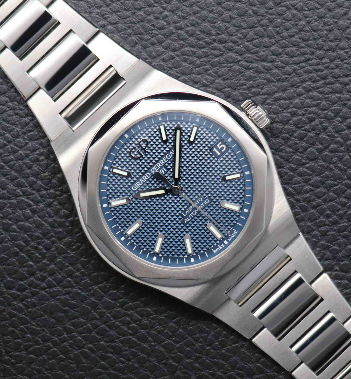 Girard-Perregaux Laureato 81010-11-431-11A Fullset 2022 Box+Papers