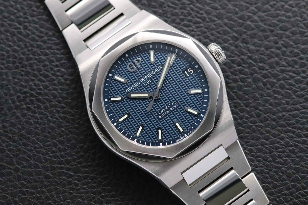 Girard-Perregaux Laureato 81010-11-431-11A Fullset 2022 Box+Papers