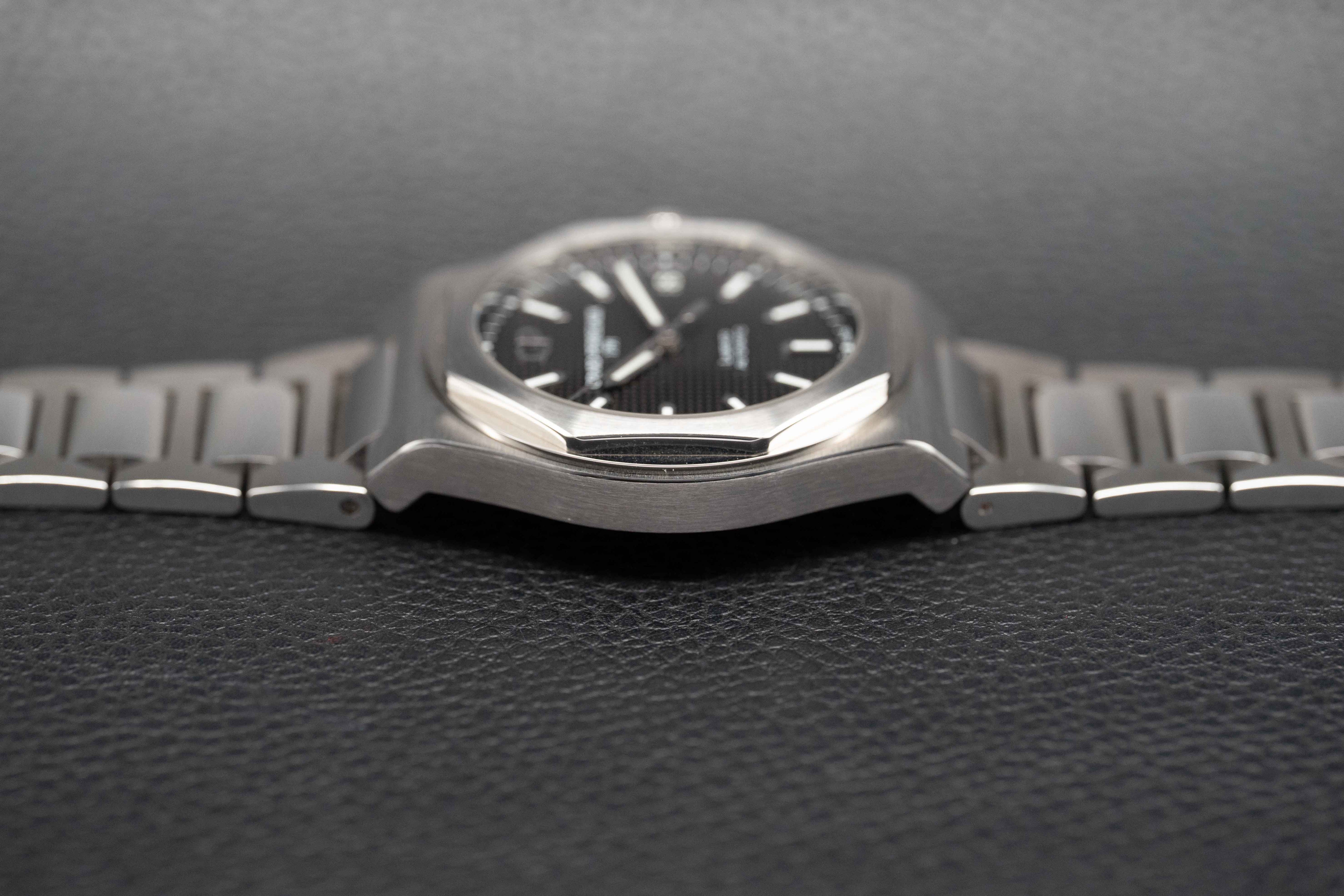 Girard Perregaux Laureato 81010-11-634-11A Fullset 2023 Box+Papers