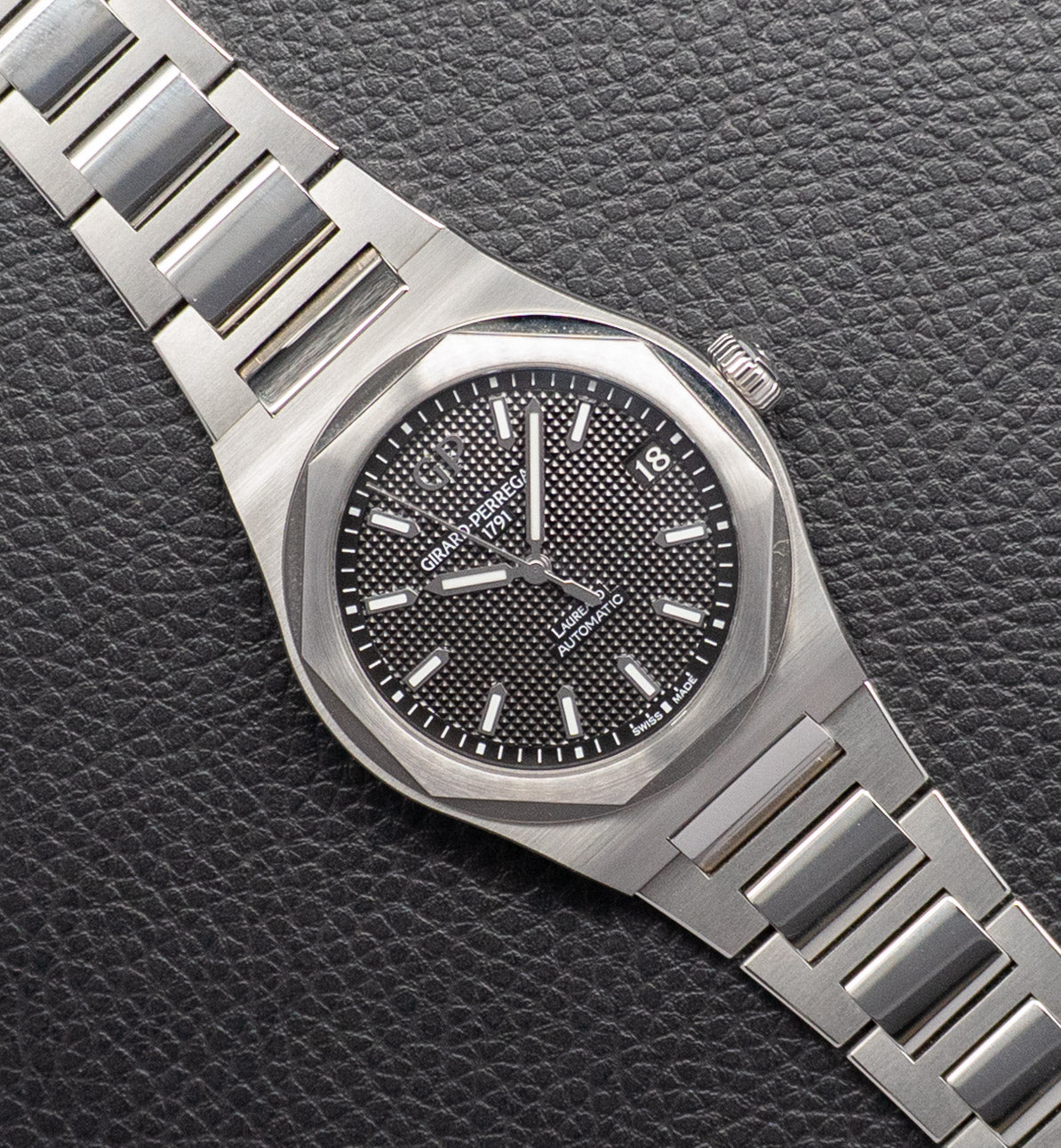 Girard Perregaux Laureato 81010-11-634-11A Fullset 2023 Box+Papers