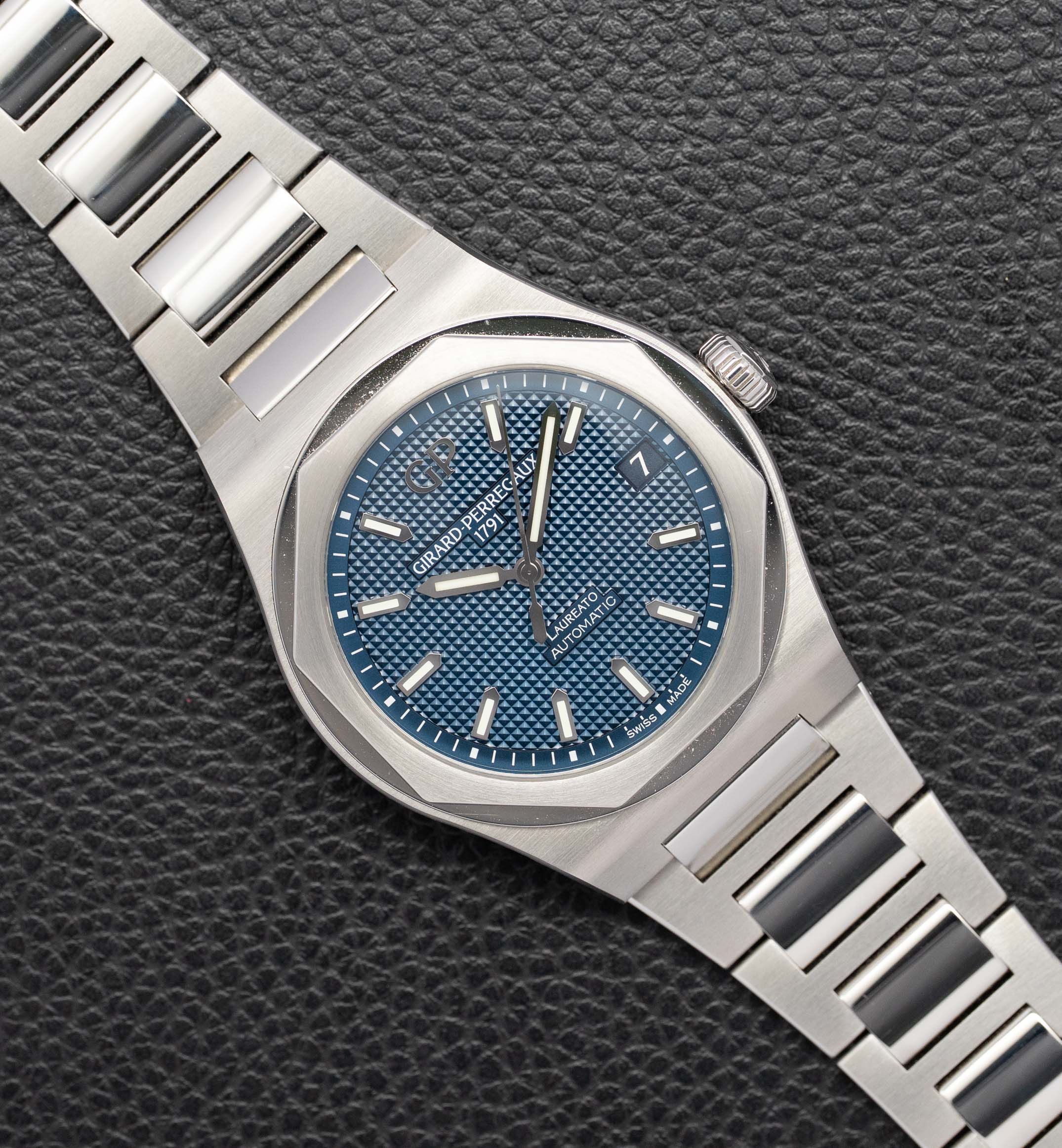 Girard-Perregaux Laureato 81010-11-431-11A Blue Dial Fullset 2022 Box+Papers