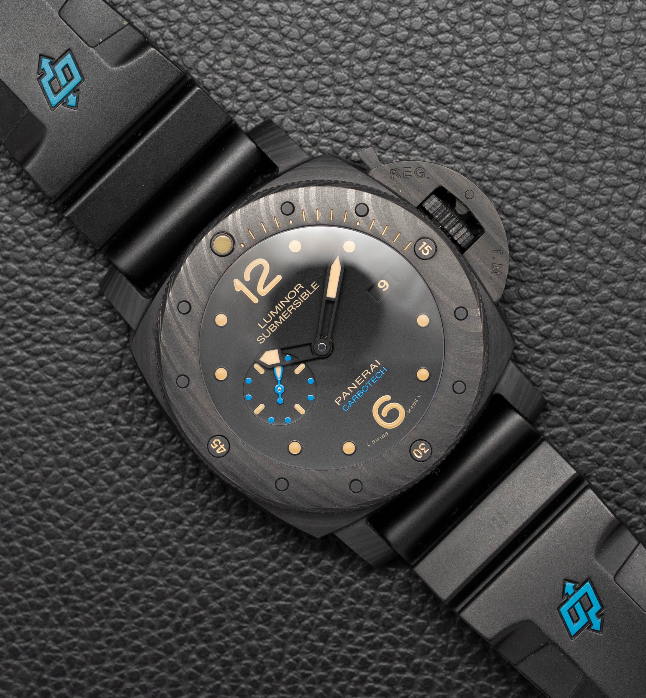 Panerai Luminor Submersible Carbotech PAM00616 Complete Set 2019 Box + Papers