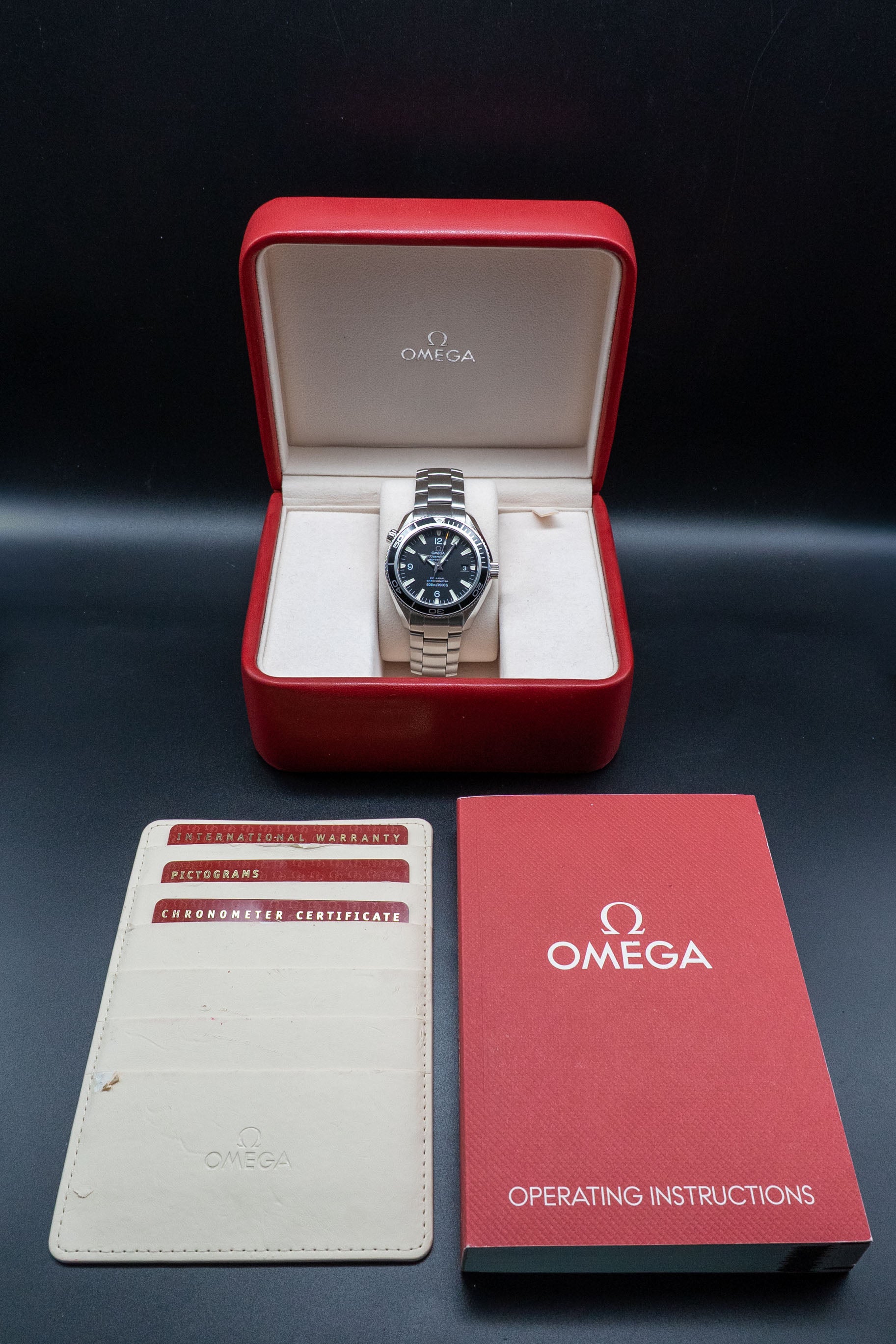 Omega Seamaster Planet Ocean 2201.50, juego completo de 2015, caja y documentación