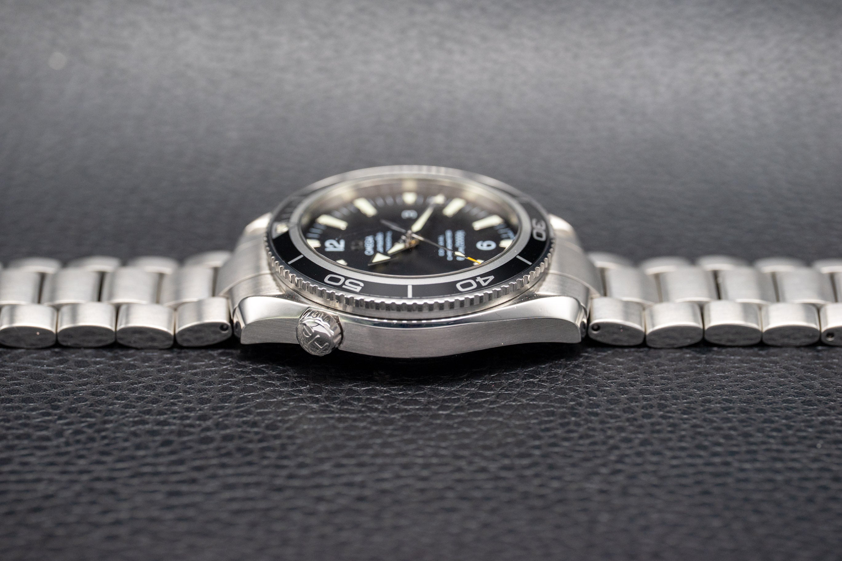Omega Seamaster Planet Ocean 2201.50, juego completo de 2015, caja y documentación