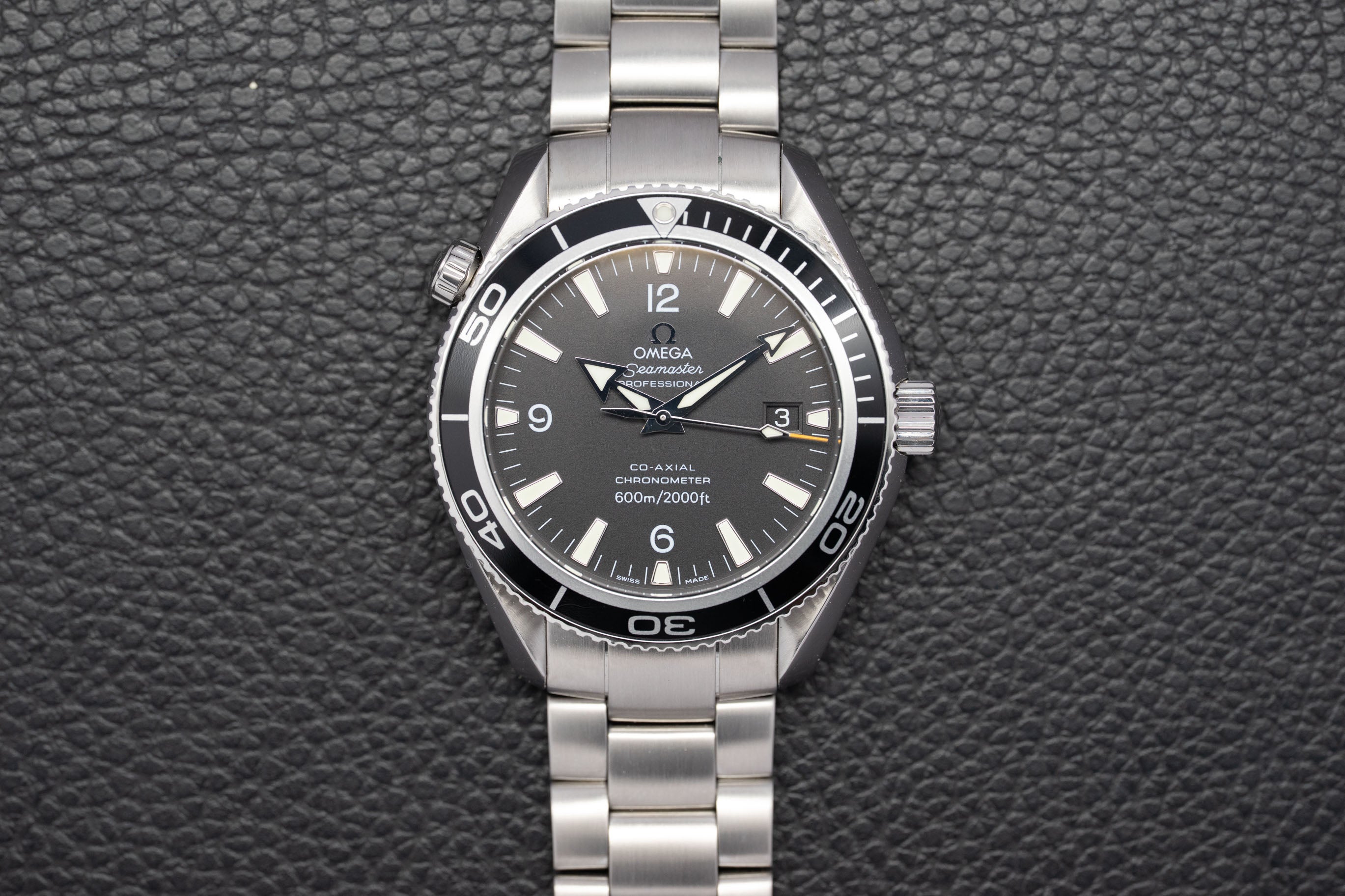 Omega Seamaster Planet Ocean 2201.50, juego completo de 2015, caja y documentación