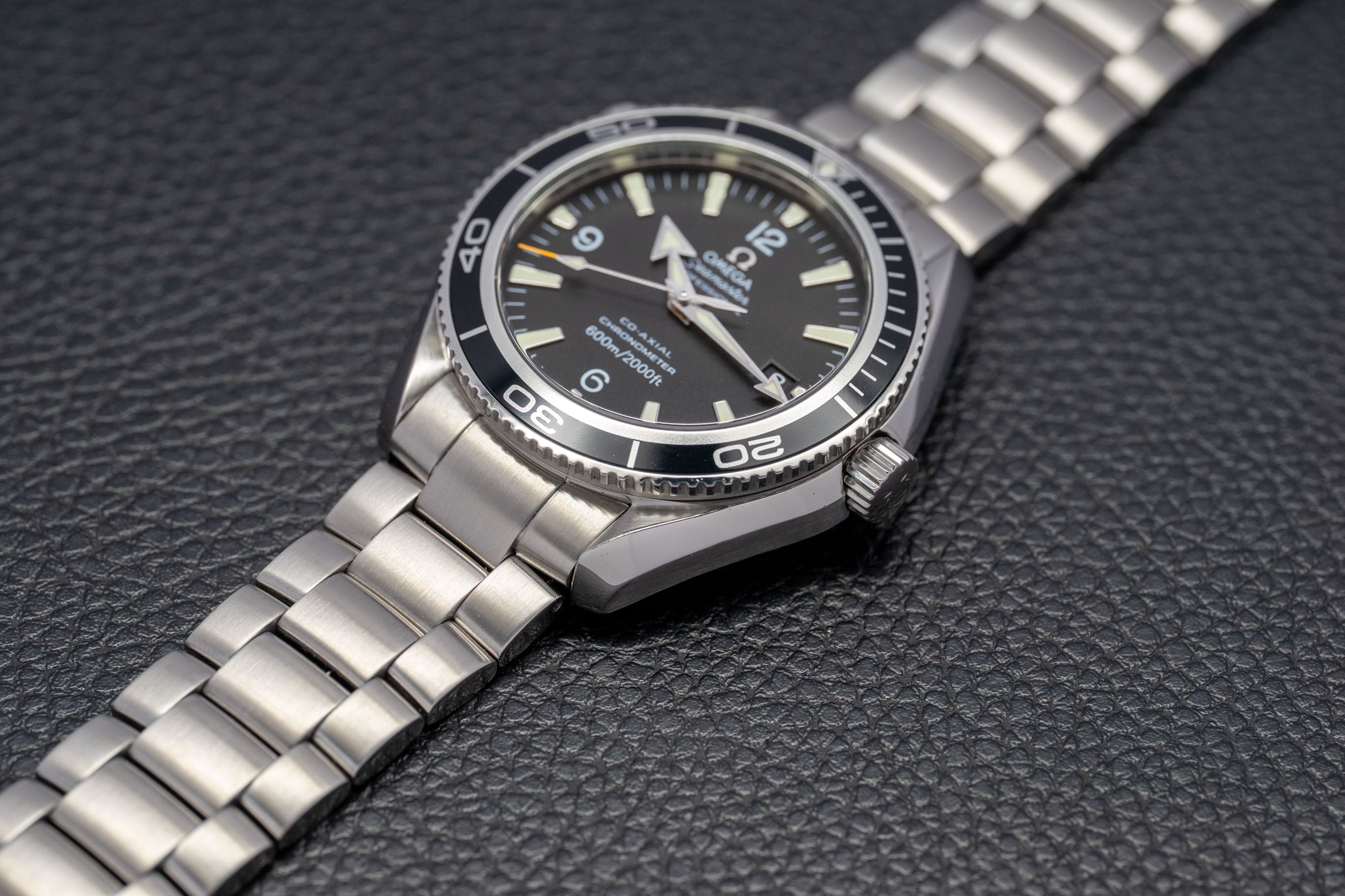 Omega Seamaster Planet Ocean 2201.50, juego completo de 2015, caja y documentación