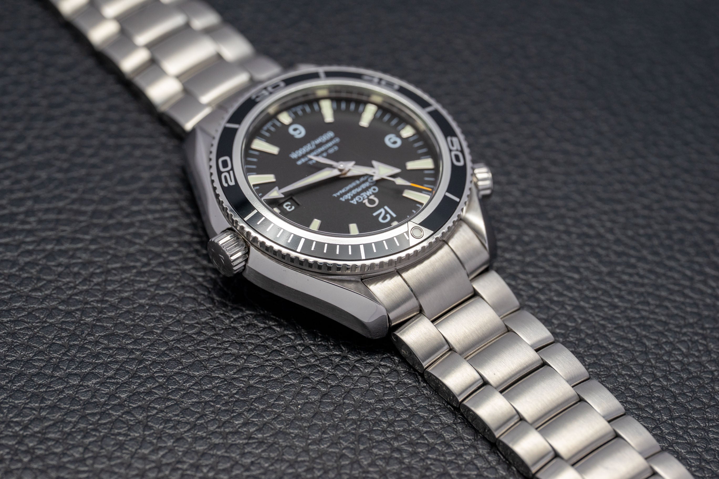 Omega Seamaster Planet Ocean 2201.50, juego completo de 2015, caja y documentación