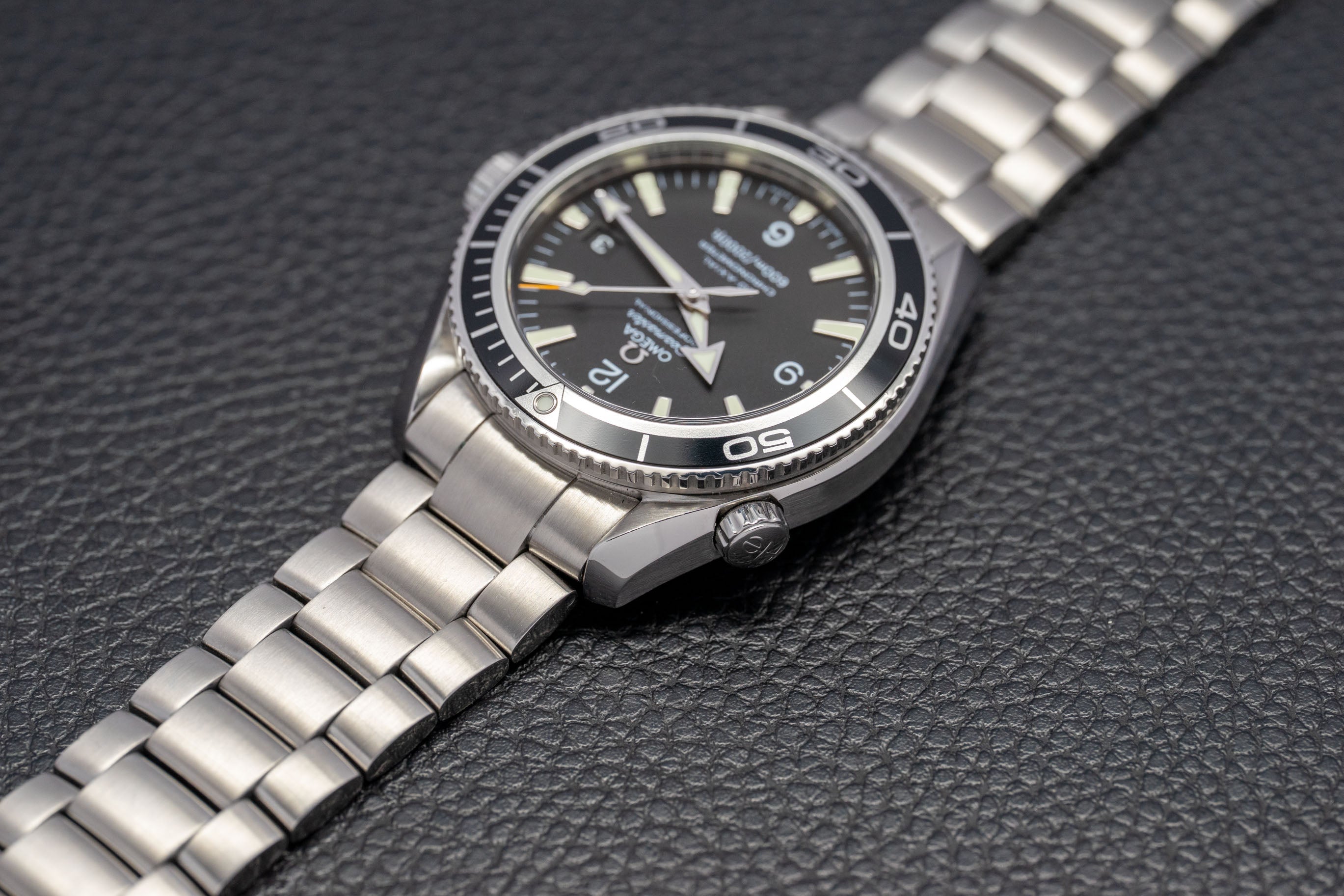 Omega Seamaster Planet Ocean 2201.50, juego completo de 2015, caja y documentación