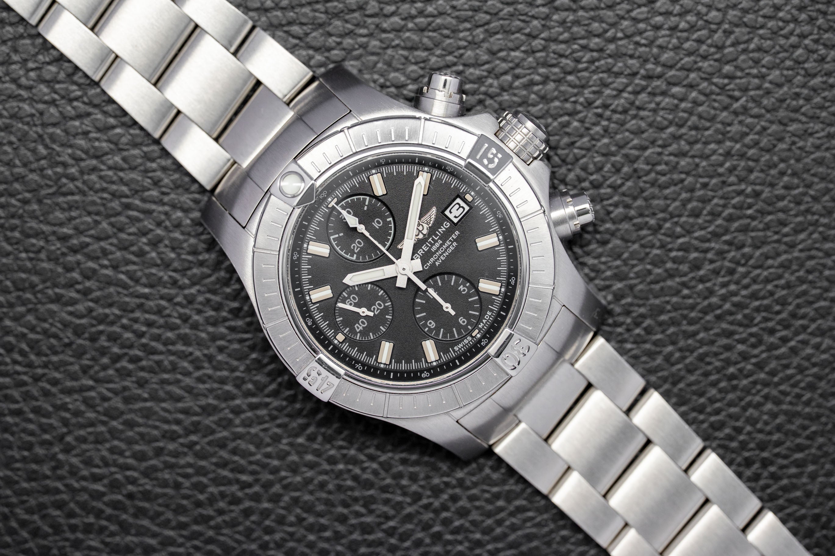 Breitling Avenger Chronograph A13385/A13385101B1A1 Complete Set 2020 Box + Papers