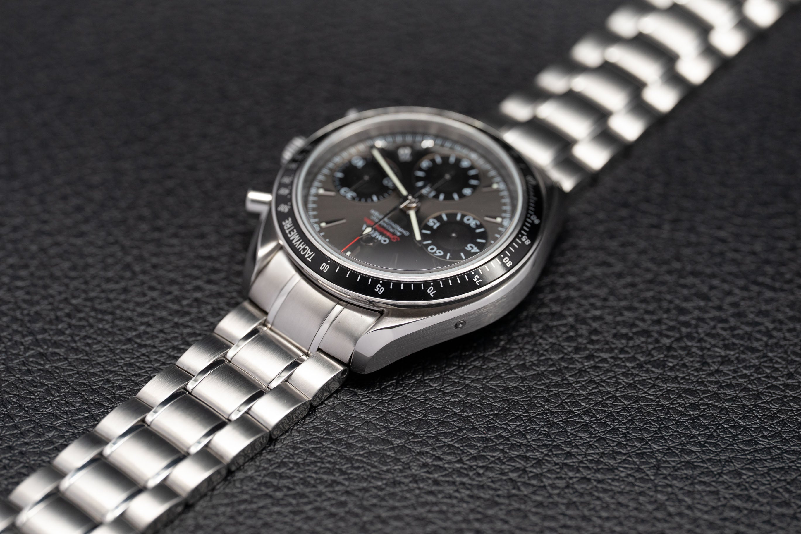 Omega Speedmaster Date 323.30.40.40.06.001, FULLSET de 2012, caja y documentación