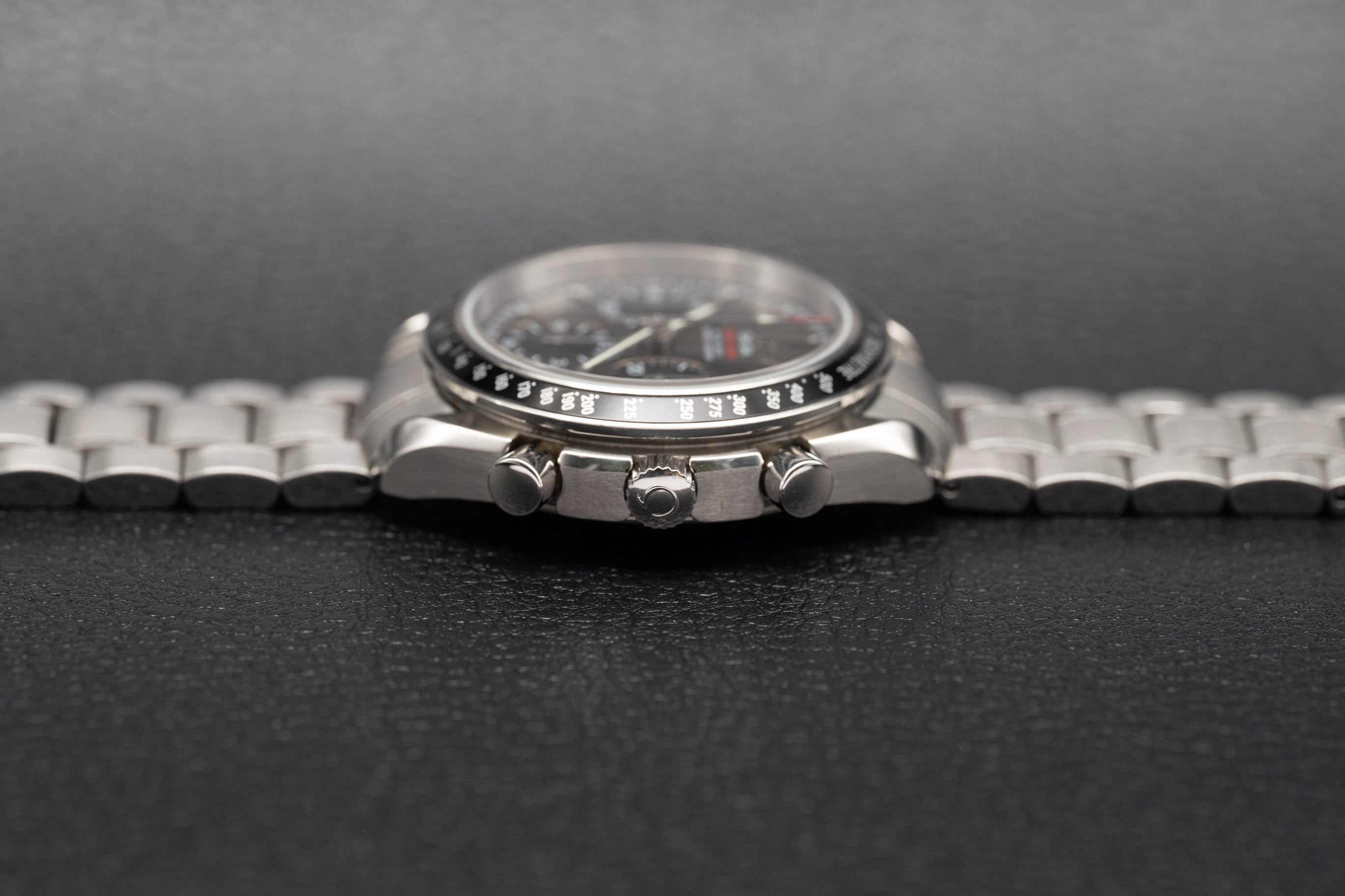 Omega Speedmaster Date 323.30.40.40.06.001, FULLSET de 2012, caja y documentación