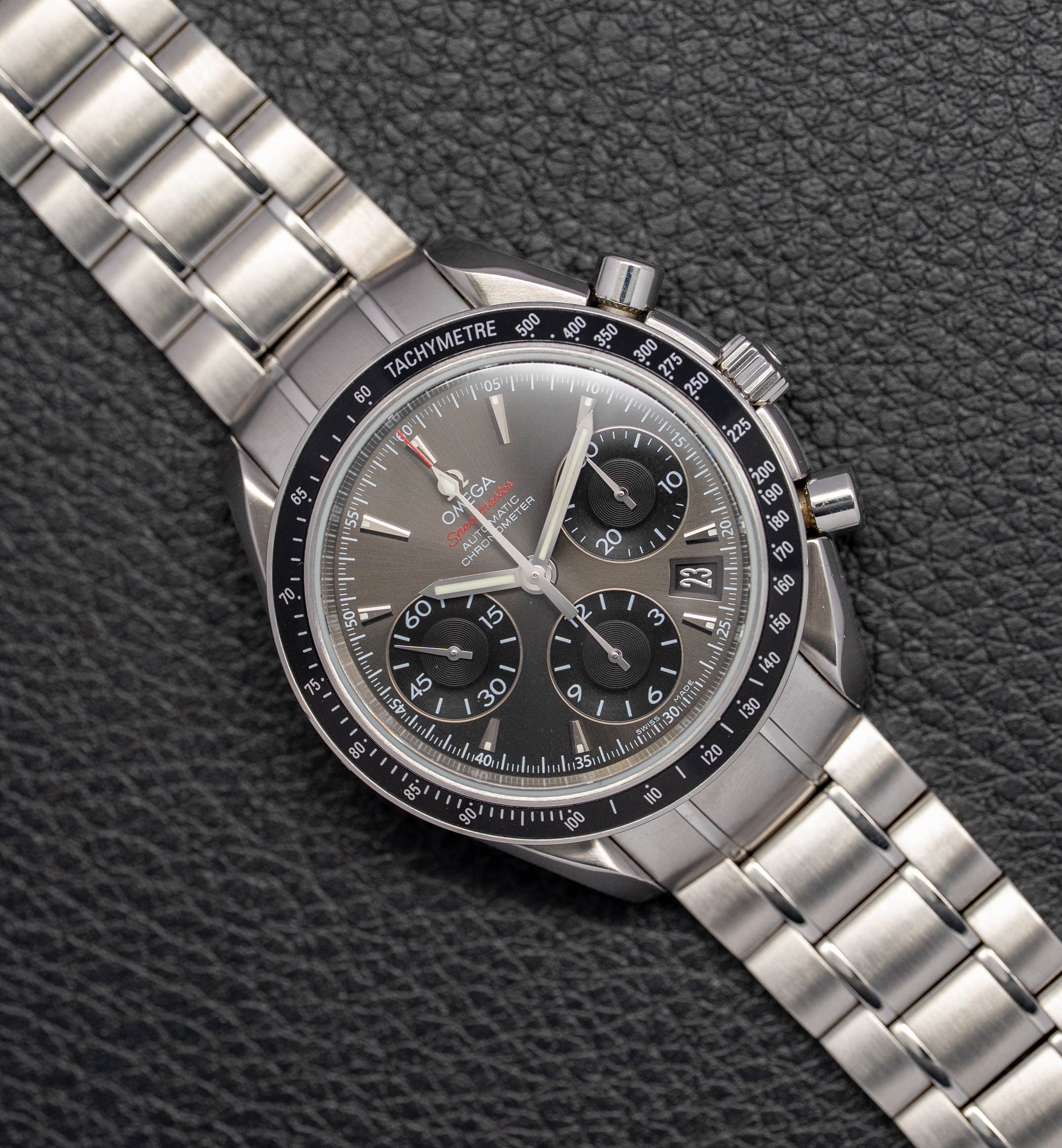 Omega Speedmaster Date 323.30.40.40.06.001, FULLSET de 2012, caja y documentación