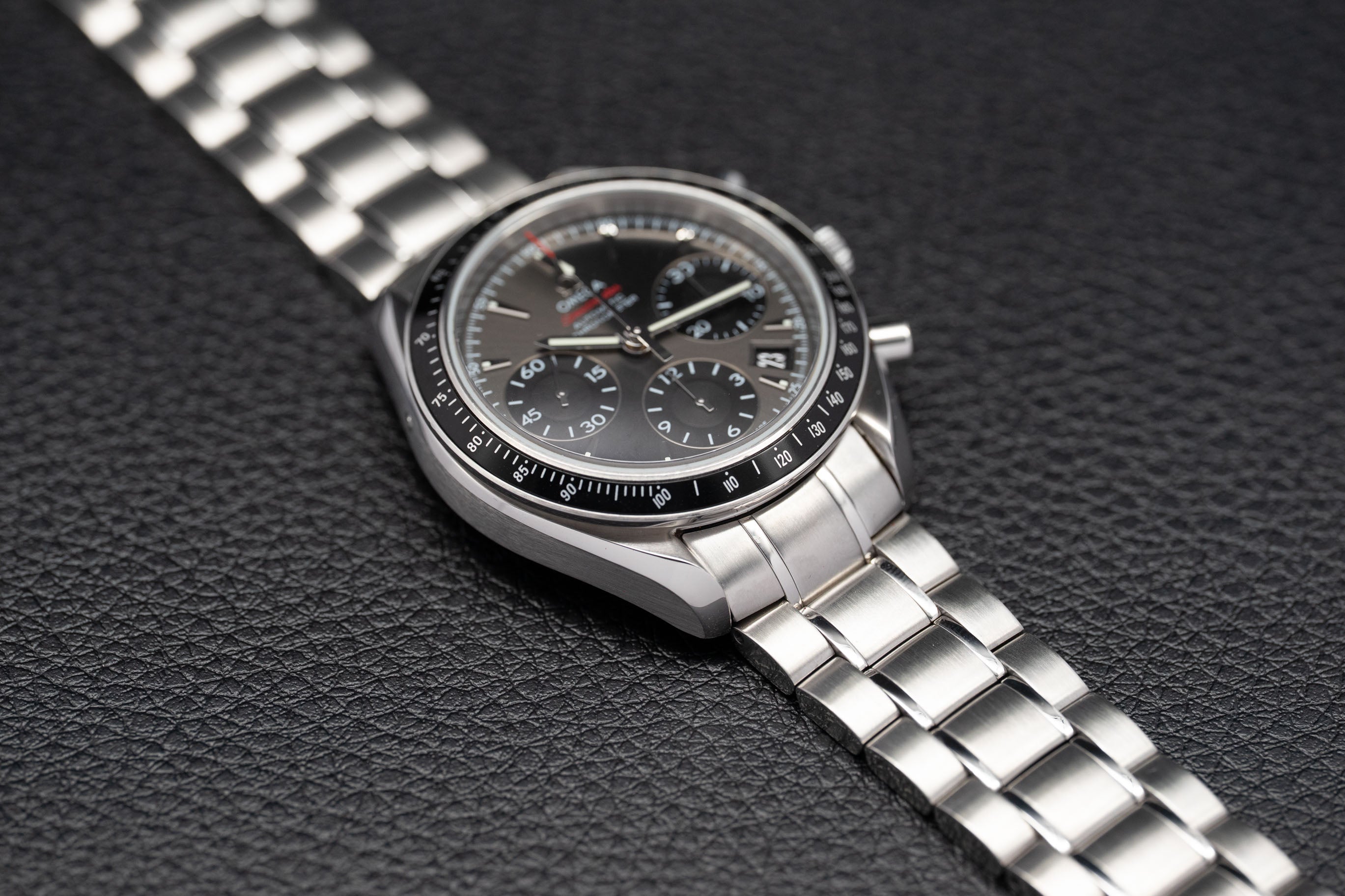 Omega Speedmaster Date 323.30.40.40.06.001, FULLSET de 2012, caja y documentación