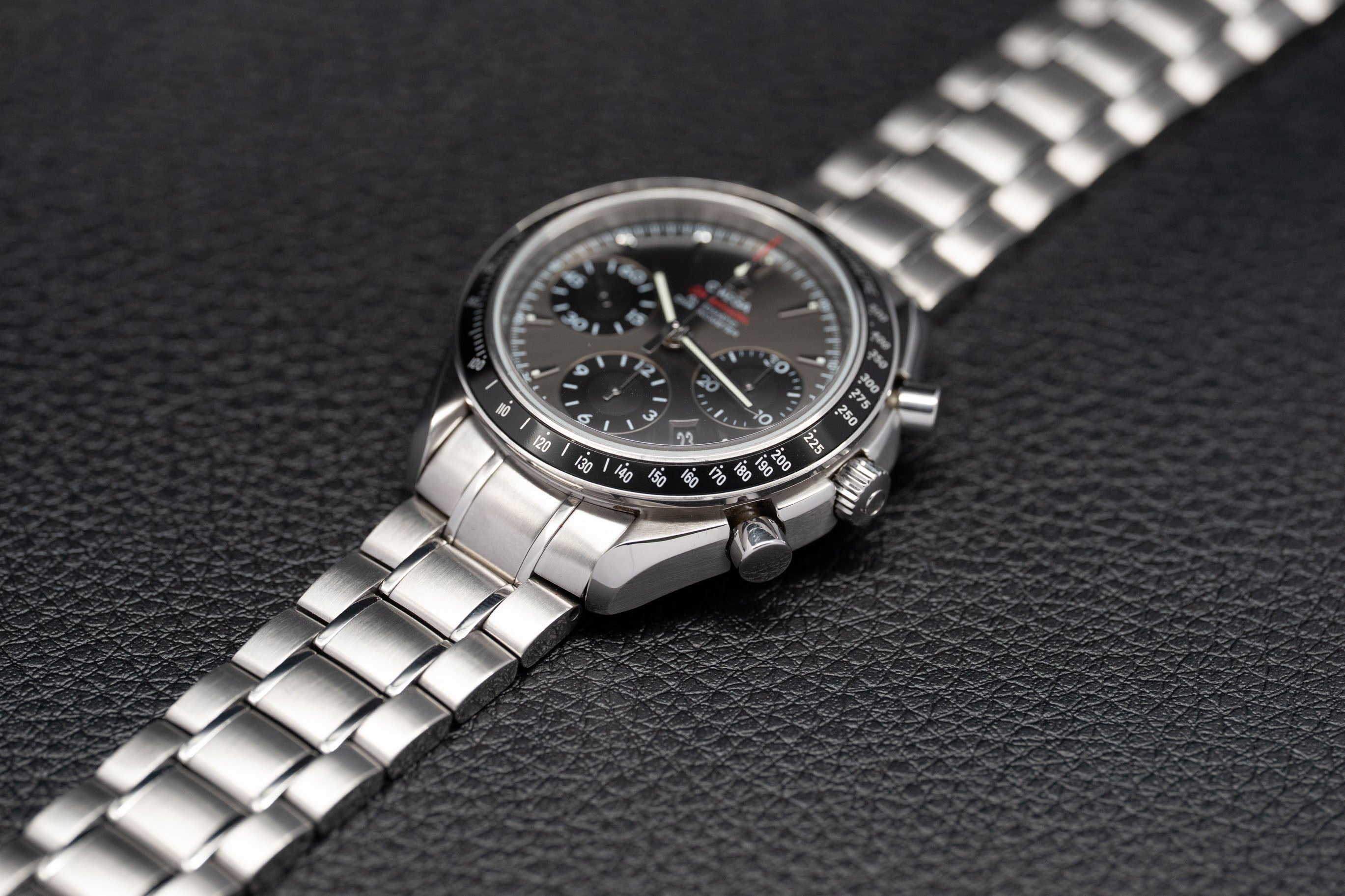 Omega Speedmaster Date 323.30.40.40.06.001, FULLSET de 2012, caja y documentación