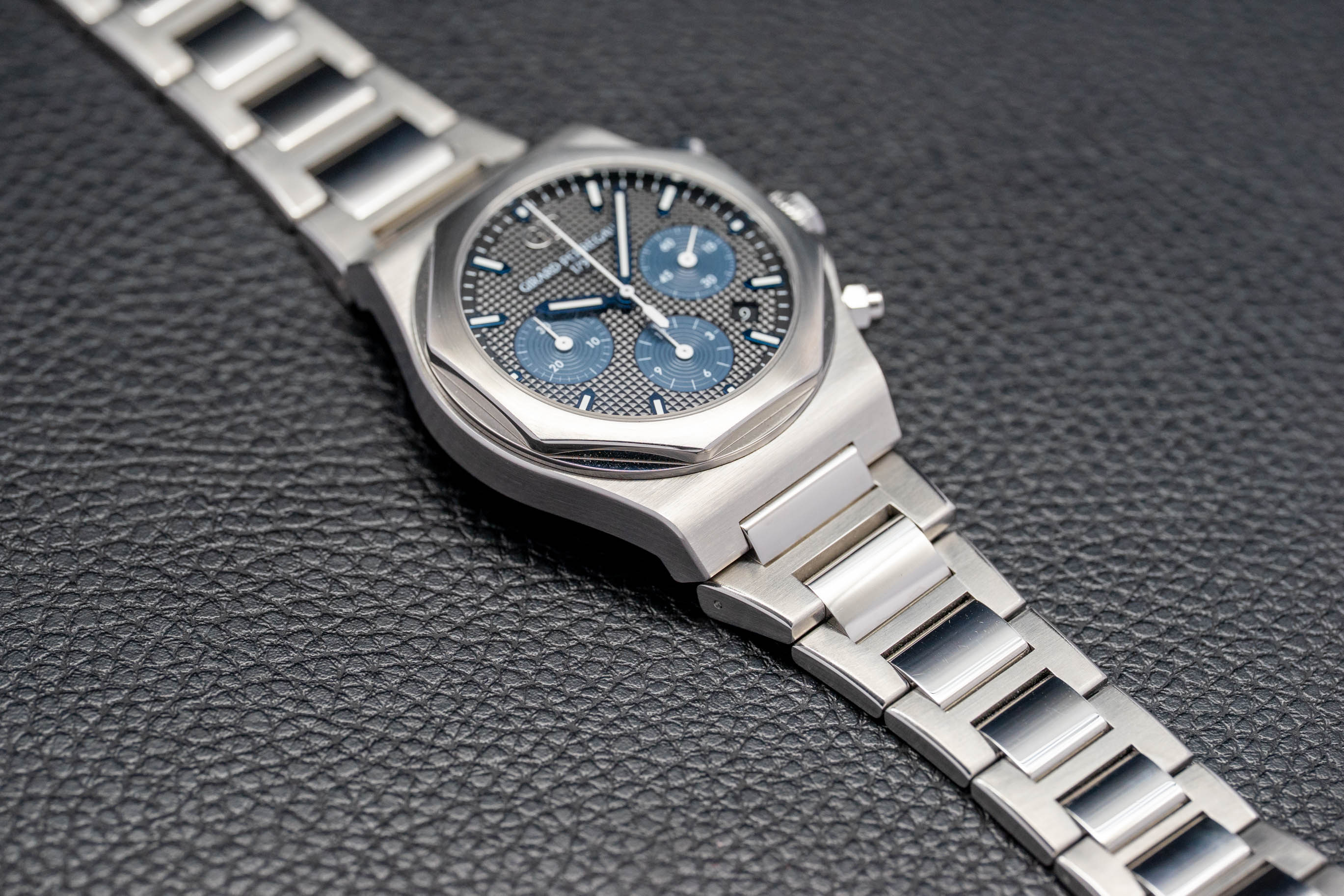 Girard-Perregaux Laureato Chronograph 81020.11.631.11A Fullset 2021 Box+Papers