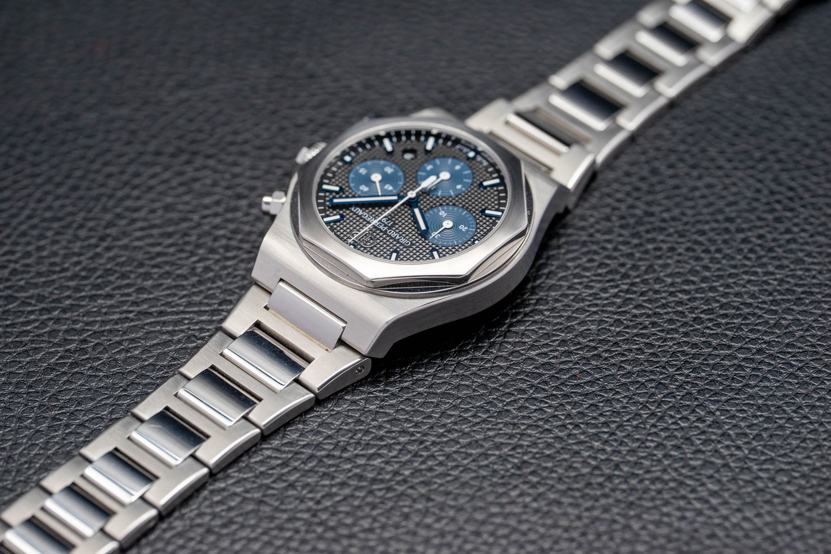 Girard-Perregaux Laureato Chronograph 81020.11.631.11A Fullset 2021 Box+Papers