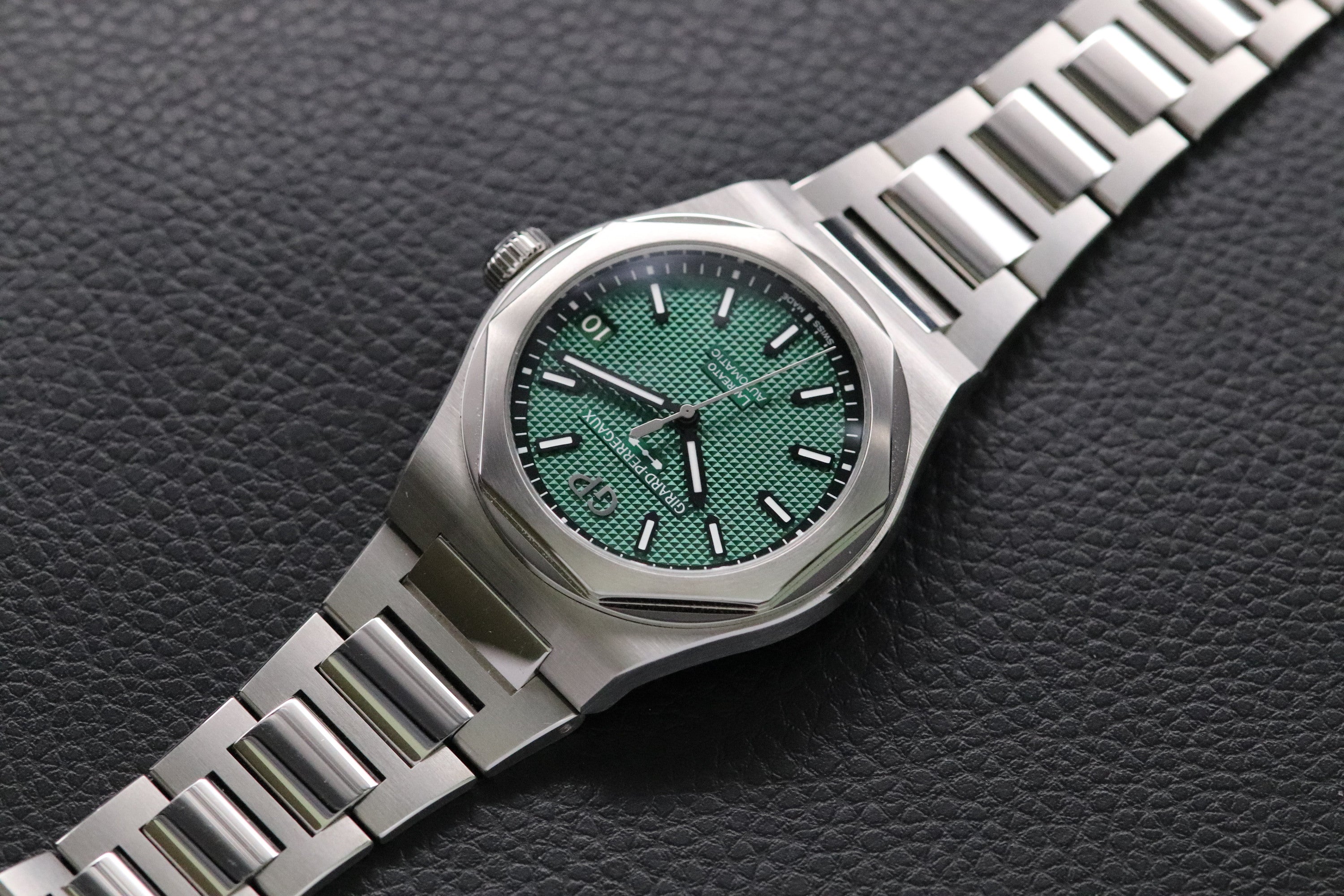 Girard Perregaux Laureato 81010-11-3153-1CM Fullset Green Dial Box+Papers