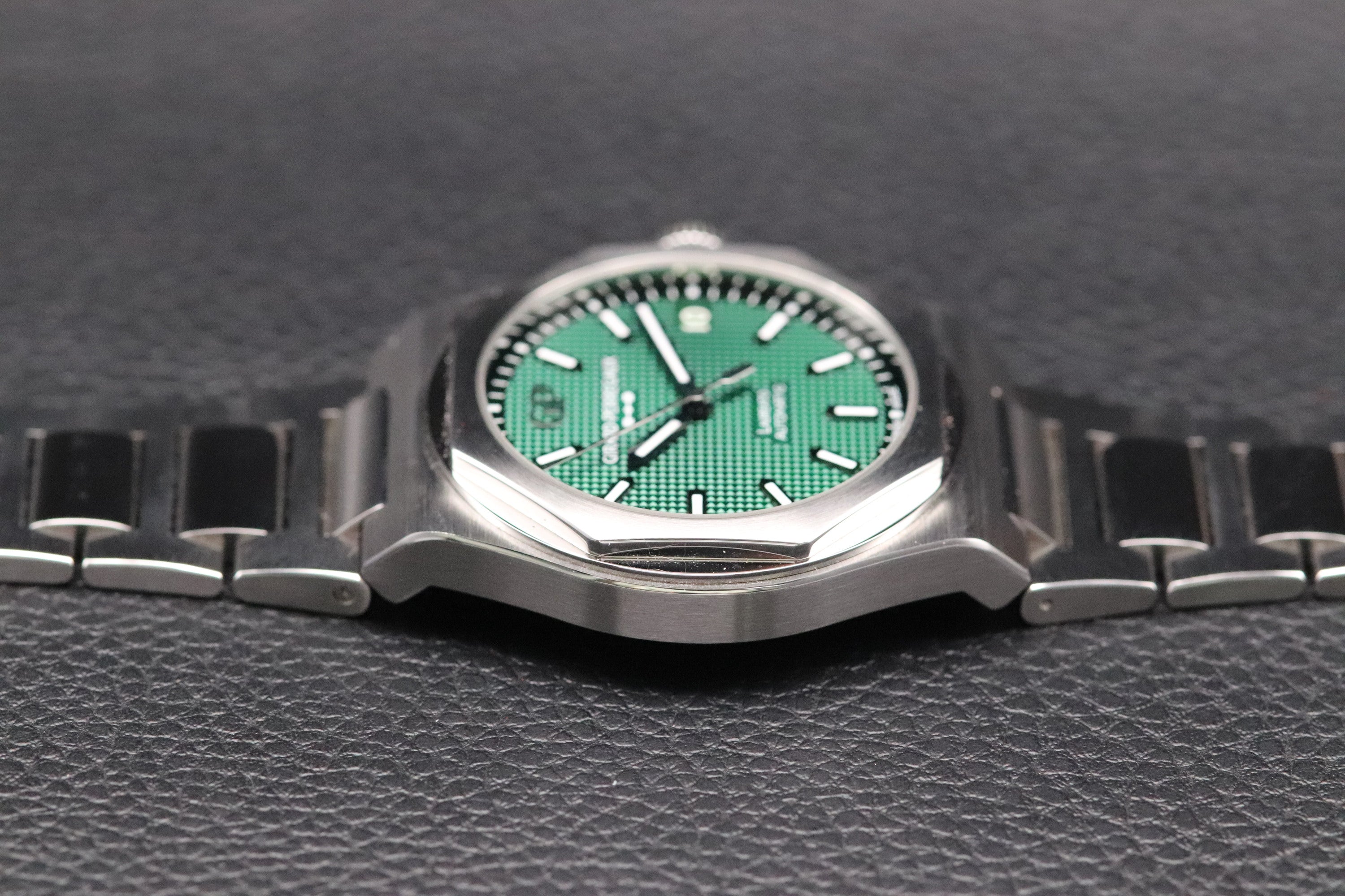 Girard Perregaux Laureato 81010-11-3153-1CM Fullset Green Dial Box+Papers
