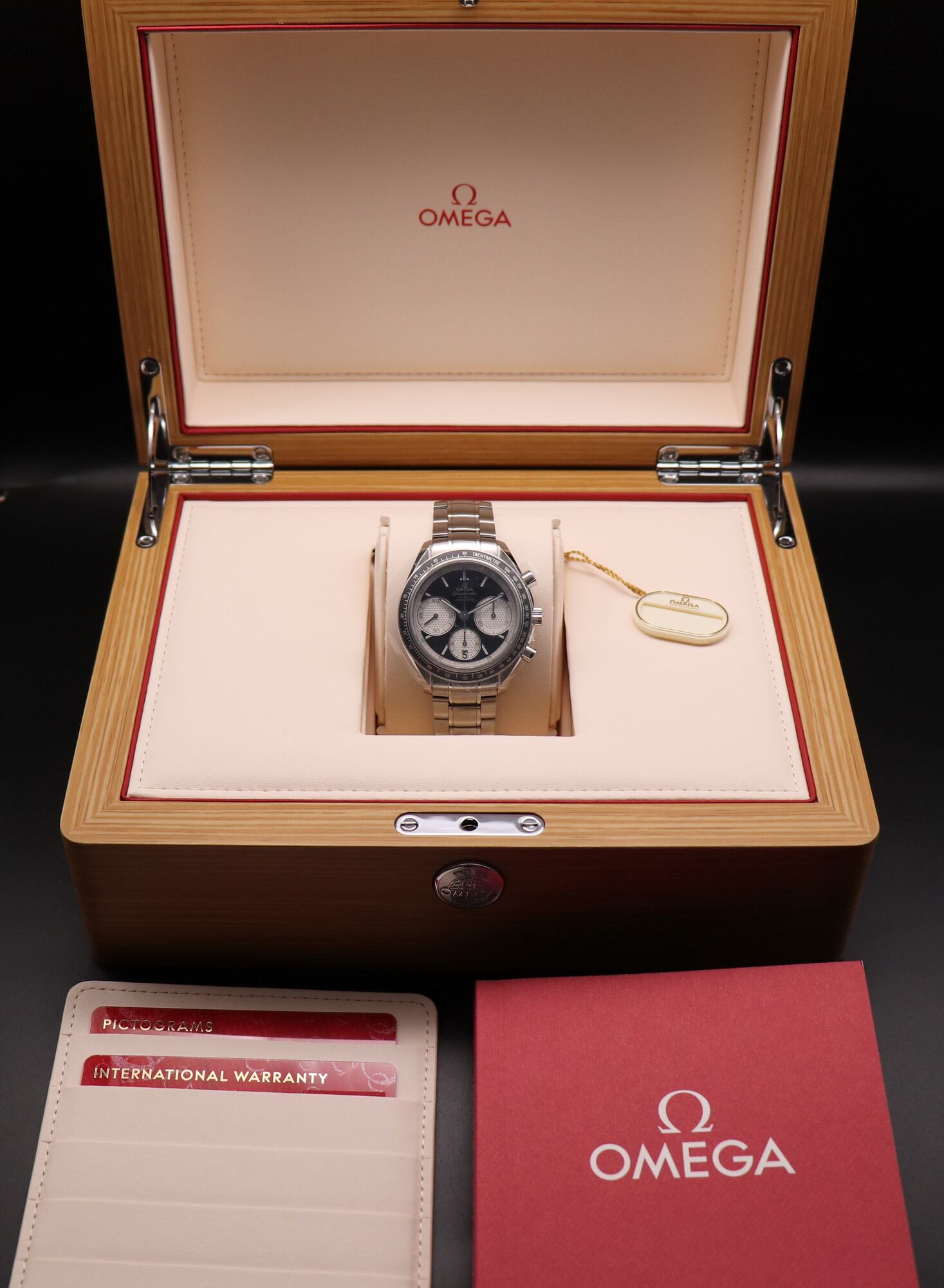Omega Speedmaster Racing 326.30.40.50.01.002 « Panda » – FULLSET 2026 : coffret et PAPERS