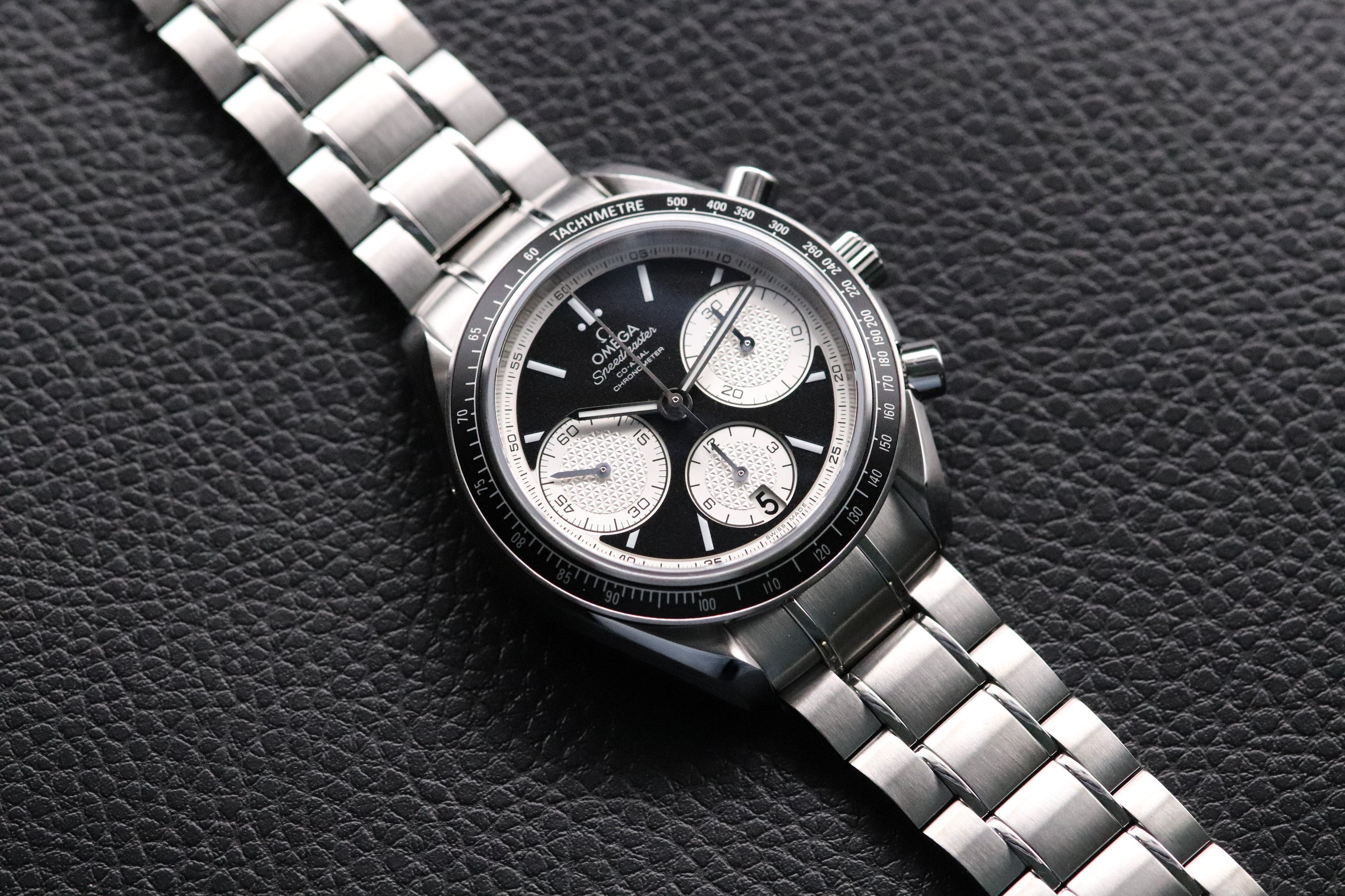 Omega Speedmaster Racing 326.30.40.50.01.002 « Panda » – FULLSET 2026 : coffret et PAPERS