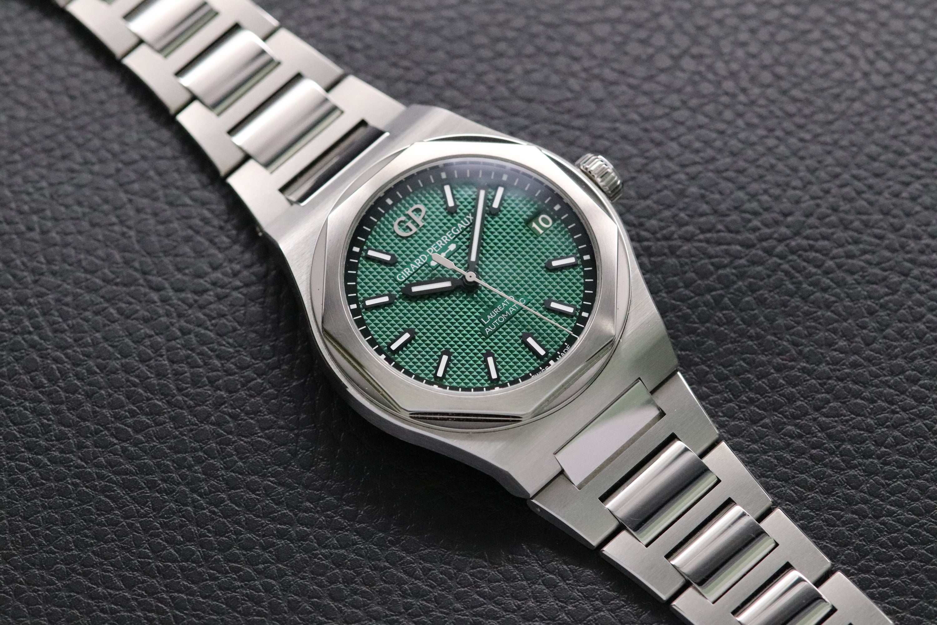 Girard Perregaux Laureato 81010-11-3153-1CM Fullset Green Dial Box+Papers