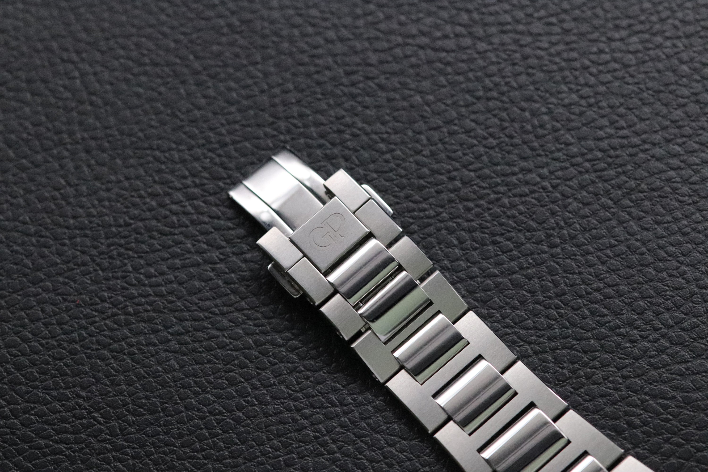 Girard Perregaux Laureato 81010-11-3153-1CM Fullset Green Dial Box+Papers