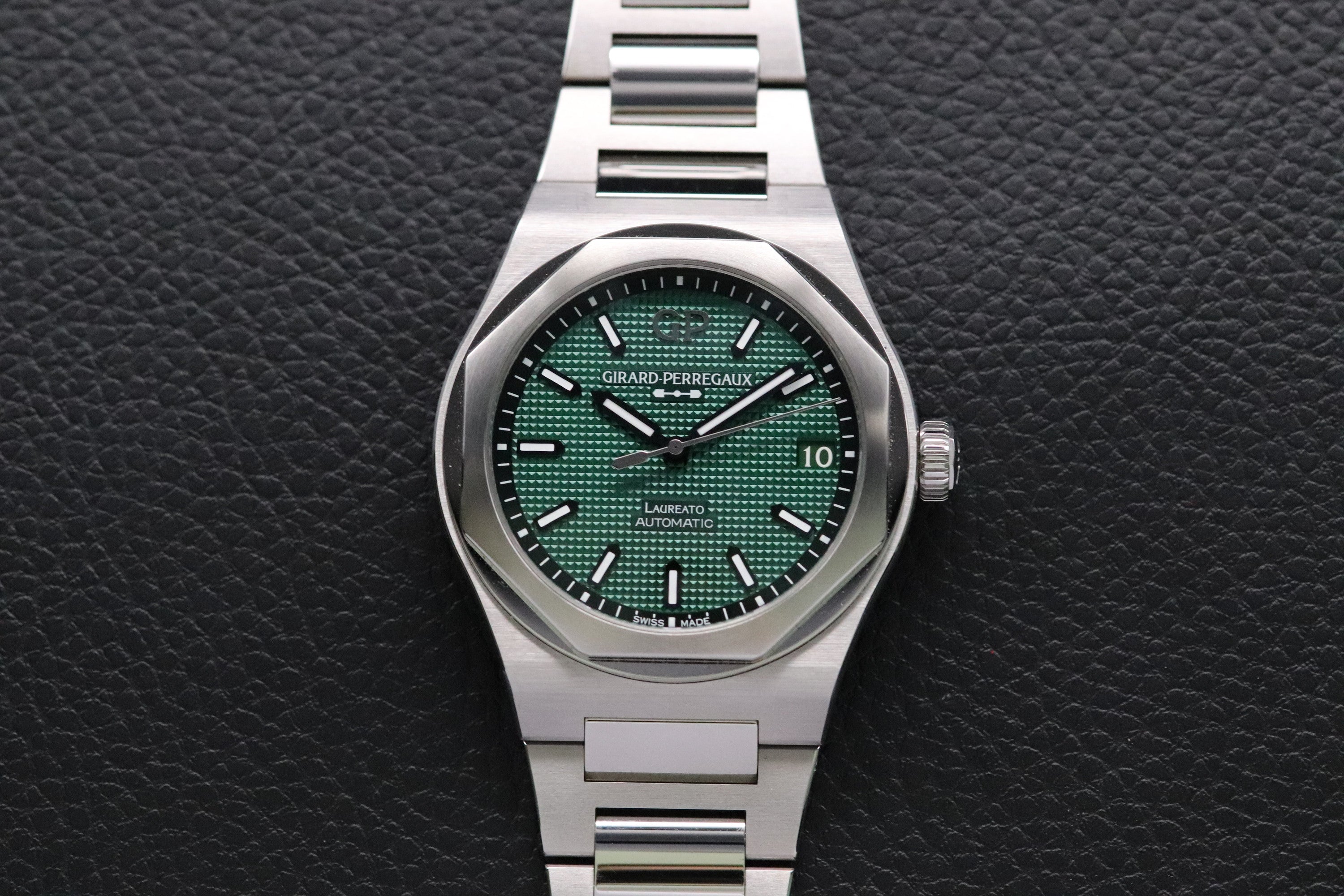 Girard Perregaux Laureato 81010-11-3153-1CM Fullset Green Dial Box+Papers