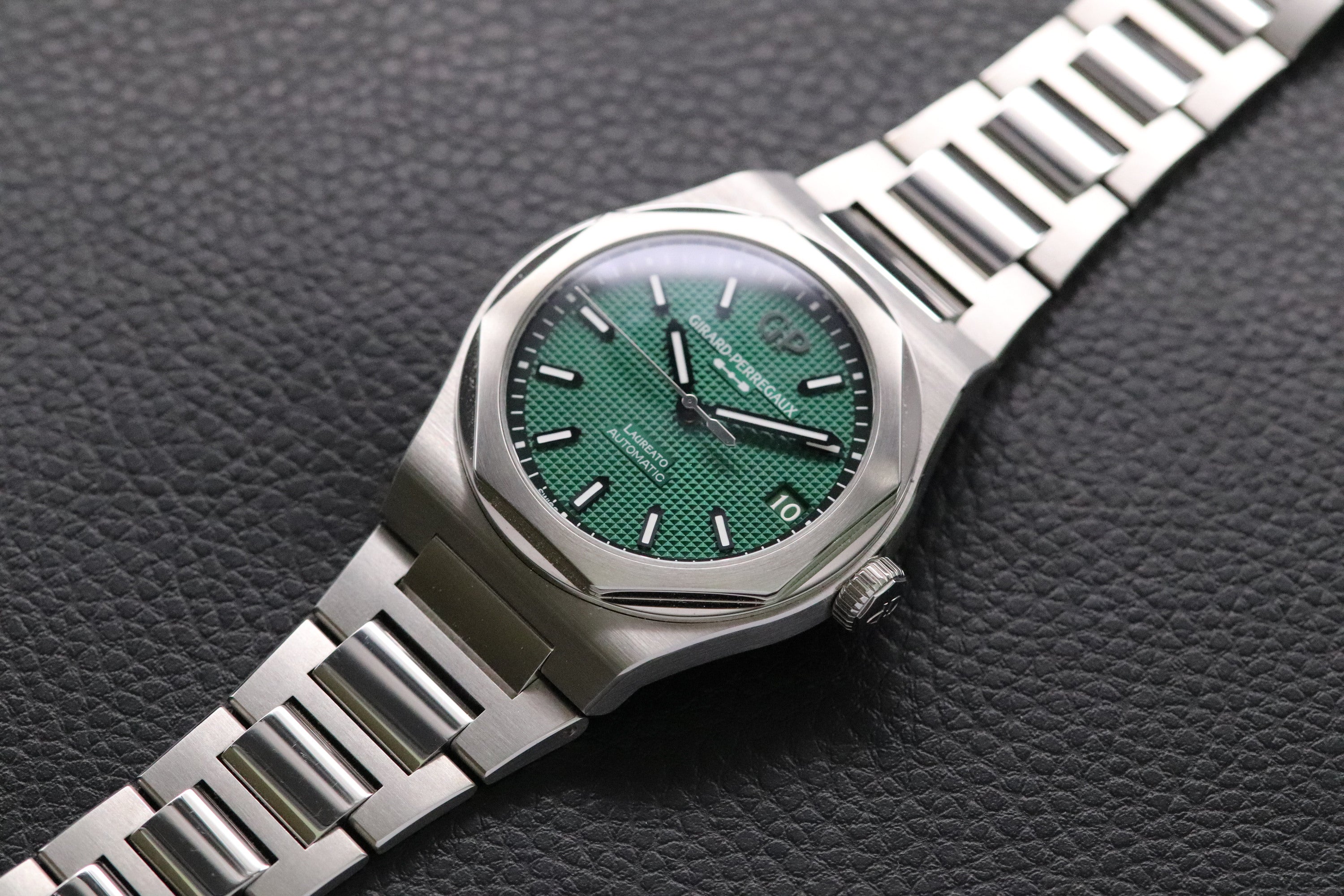 Girard Perregaux Laureato 81010-11-3153-1CM Fullset Green Dial Box+Papers