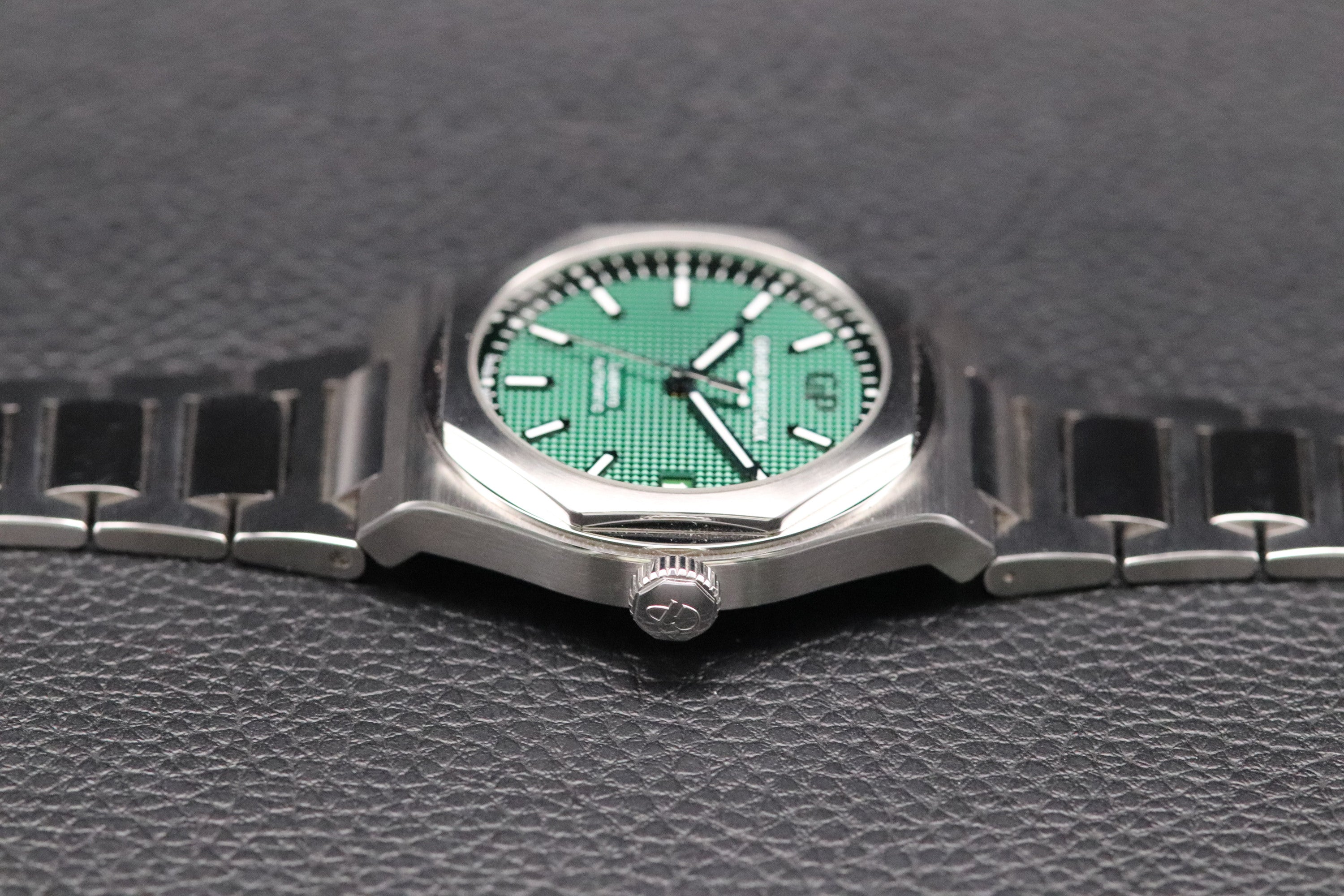 Girard Perregaux Laureato 81010-11-3153-1CM Fullset Green Dial Box+Papers