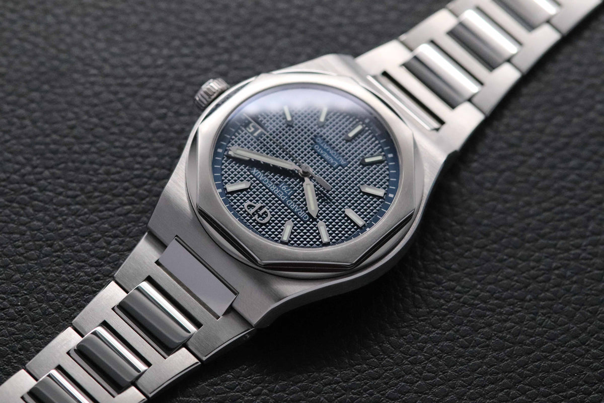 Girard-Perregaux Laureato 81010-11-431-11A Fullset 2022 Box+Papers