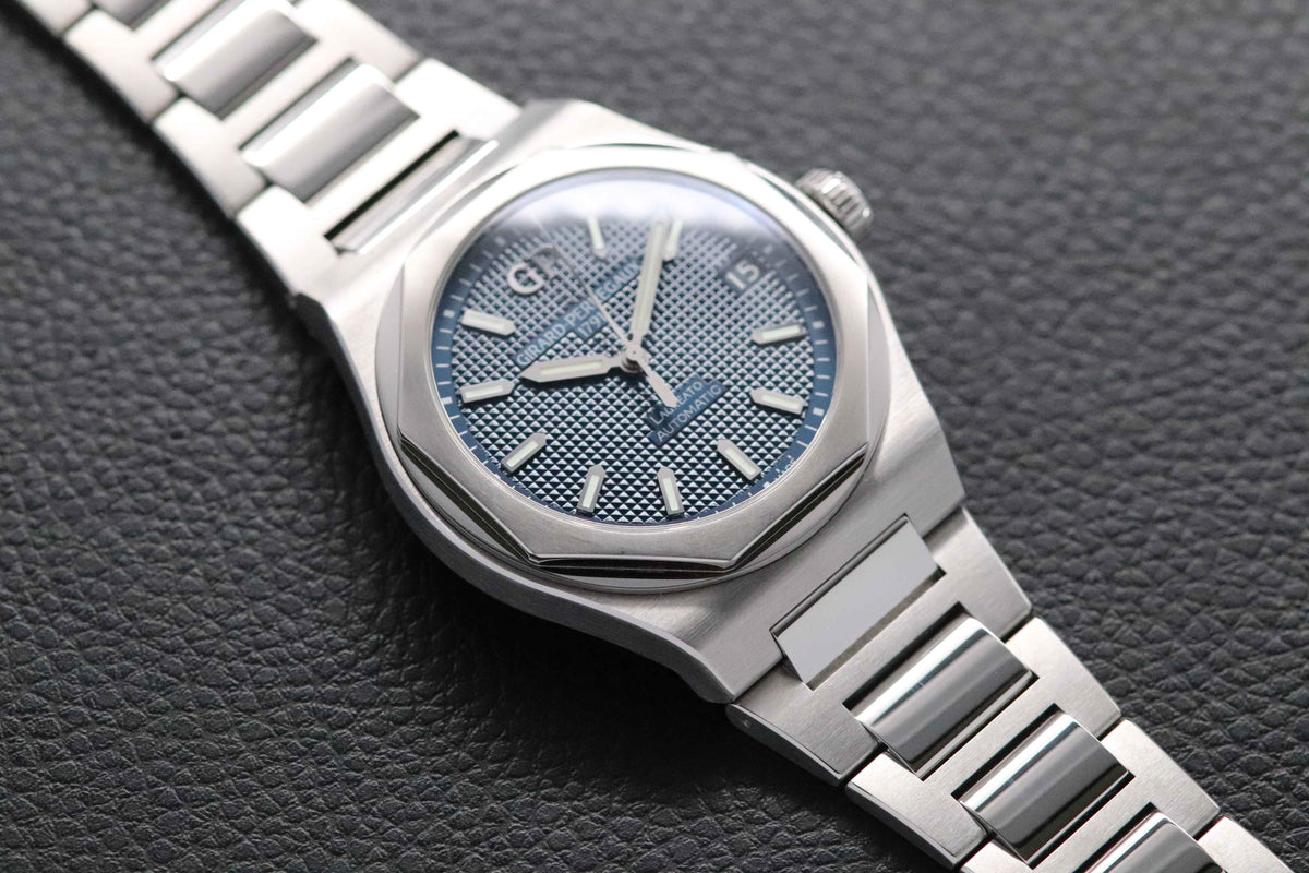 Girard-Perregaux Laureato 81010-11-431-11A Fullset 2022 Box+Papers
