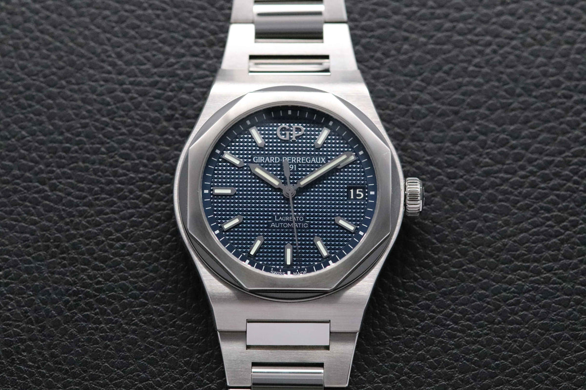 Girard-Perregaux Laureato 81010-11-431-11A Fullset 2022 Box+Papers