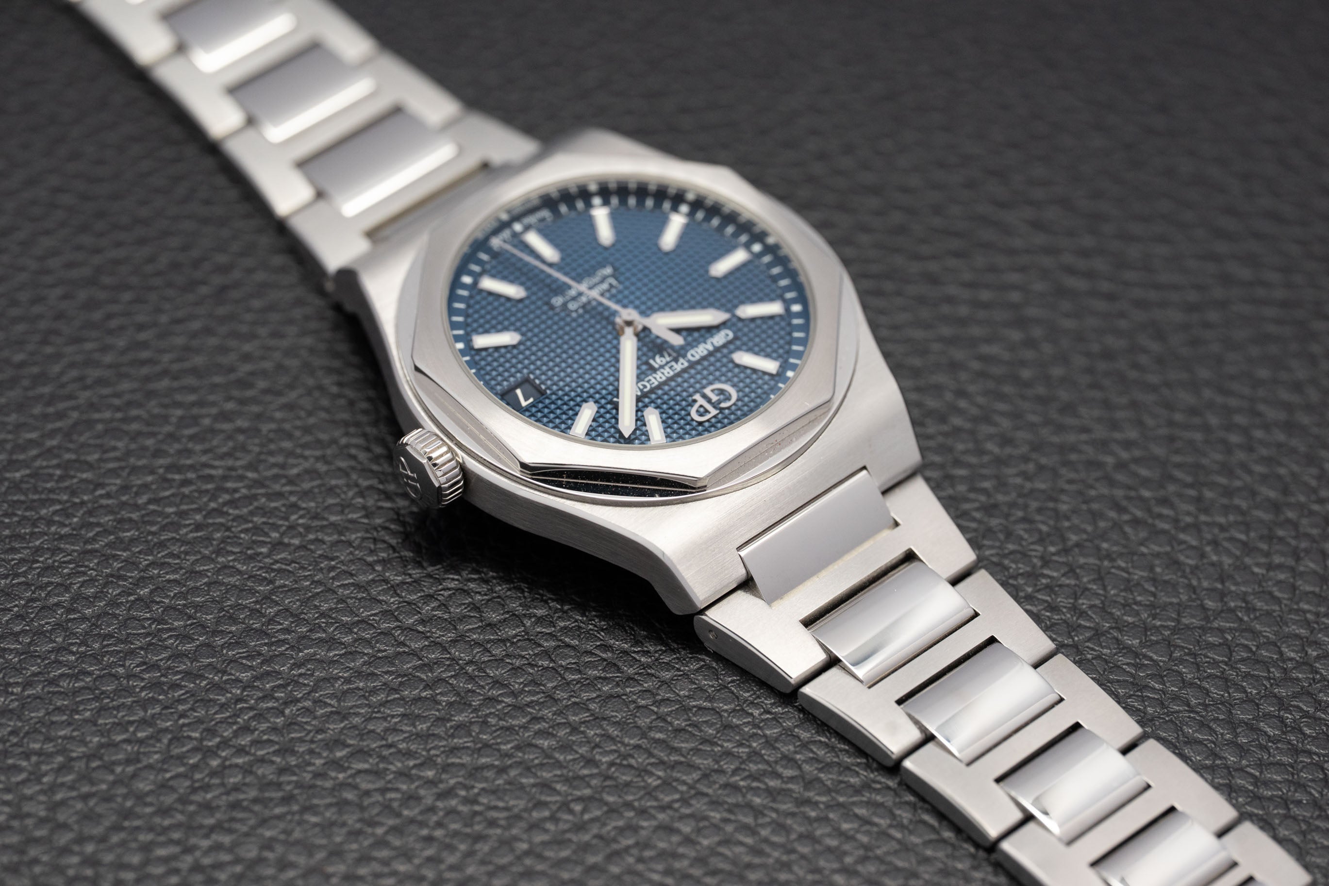 Girard-Perregaux Laureato 81010-11-431-11A Blue Dial Fullset 2022 Box+Papers