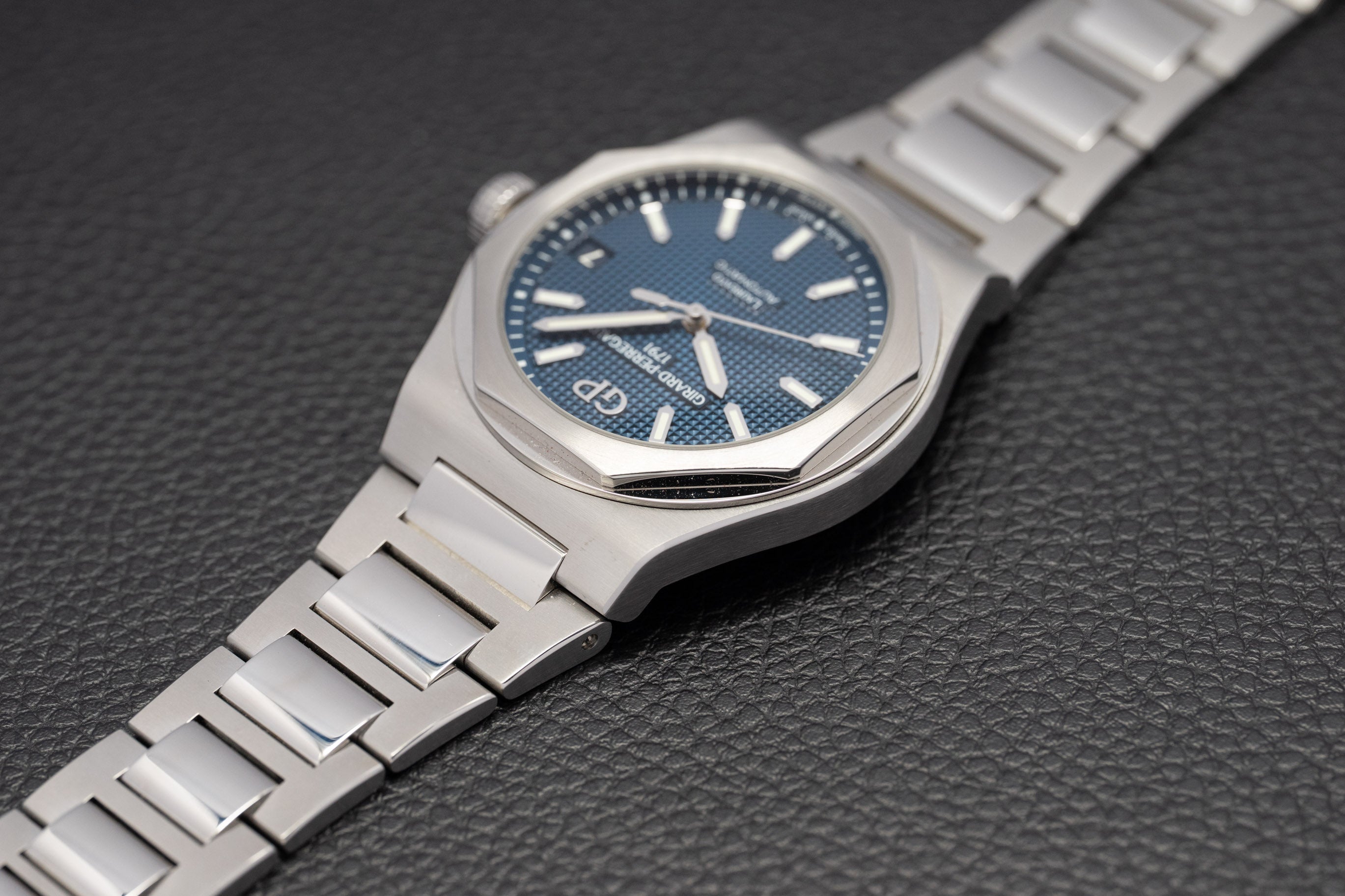 Girard-Perregaux Laureato 81010-11-431-11A Blue Dial Fullset 2022 Box+Papers