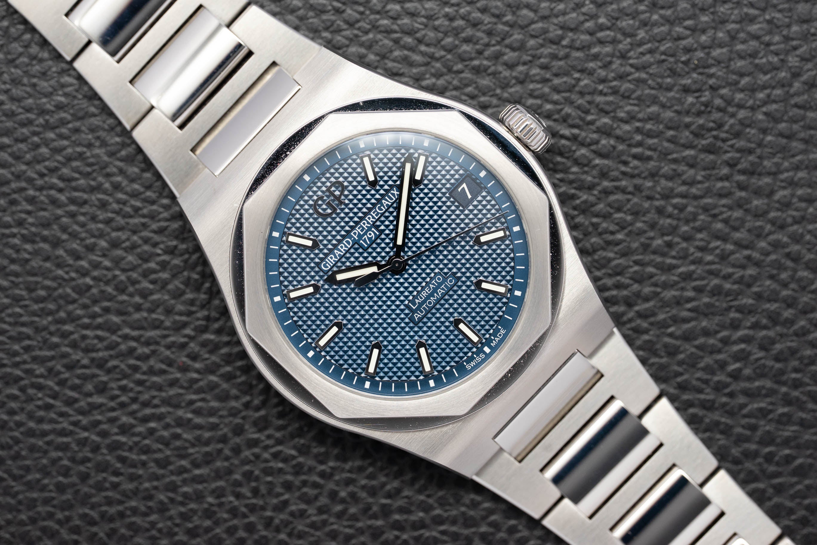Girard-Perregaux Laureato 81010-11-431-11A Blue Dial Fullset 2022 Box+Papers
