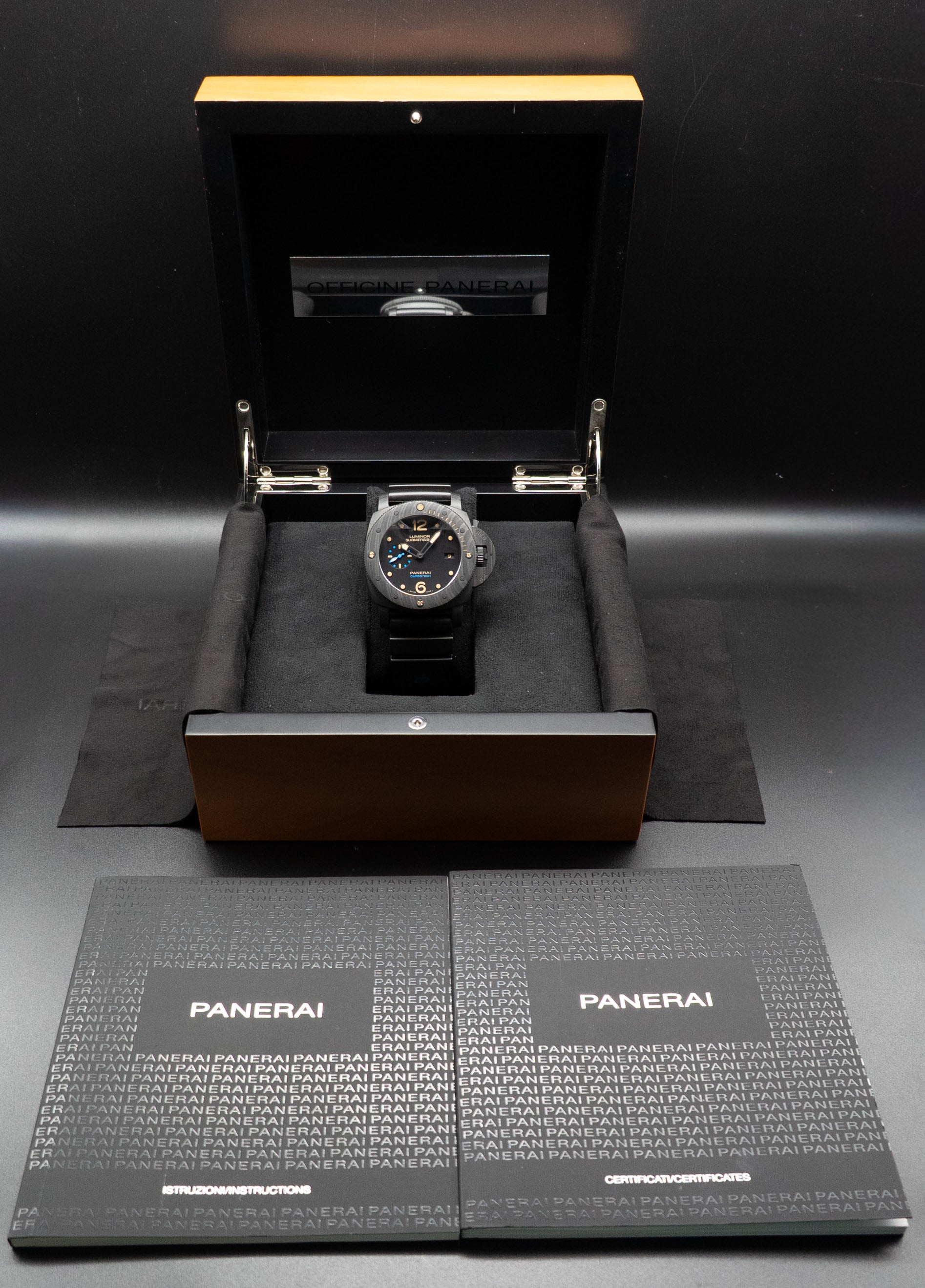Panerai Luminor Submersible Carbotech PAM00616 Complete Set 2019 Box + Papers