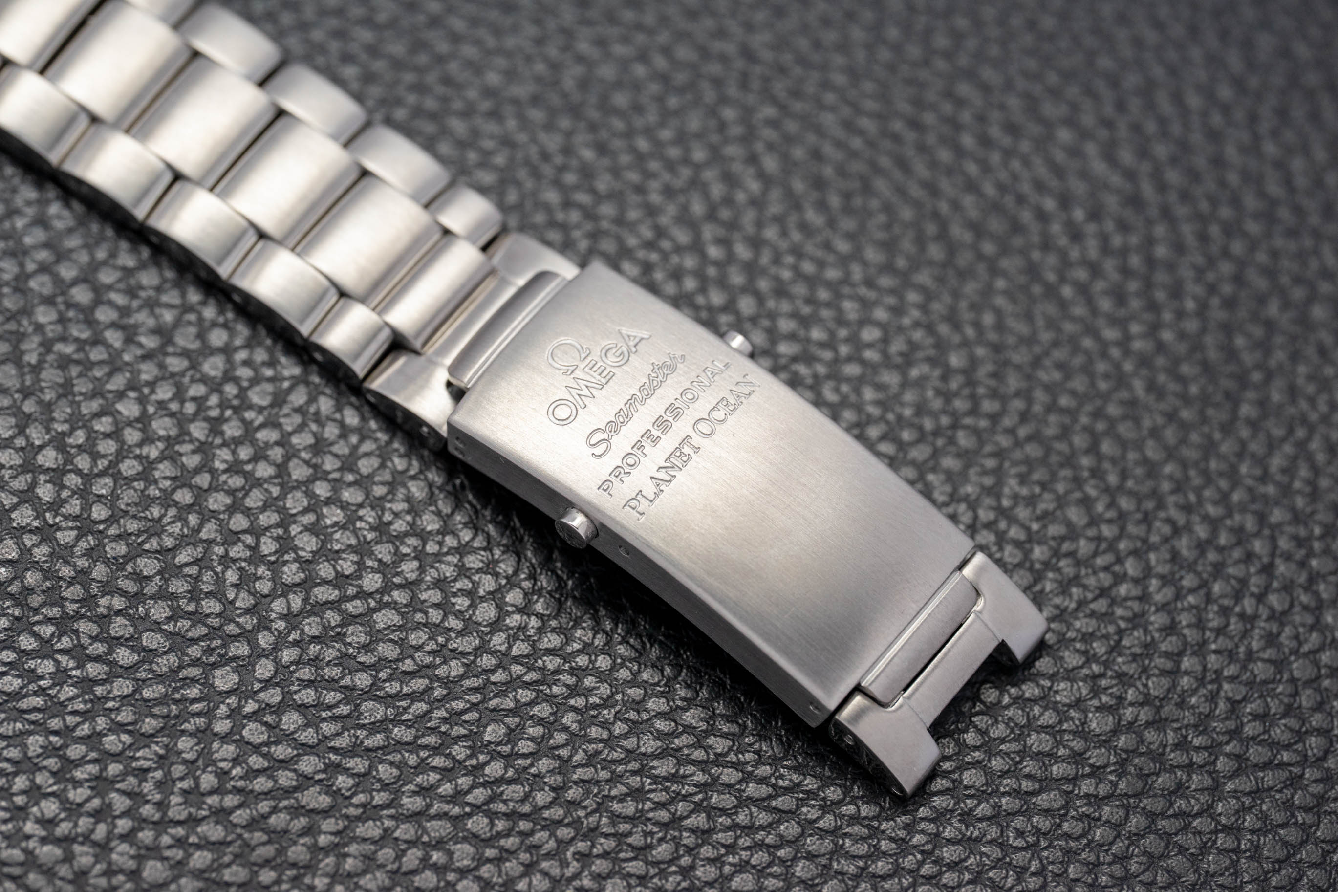 Omega Seamaster Planet Ocean 2201.50, juego completo de 2015, caja y documentación