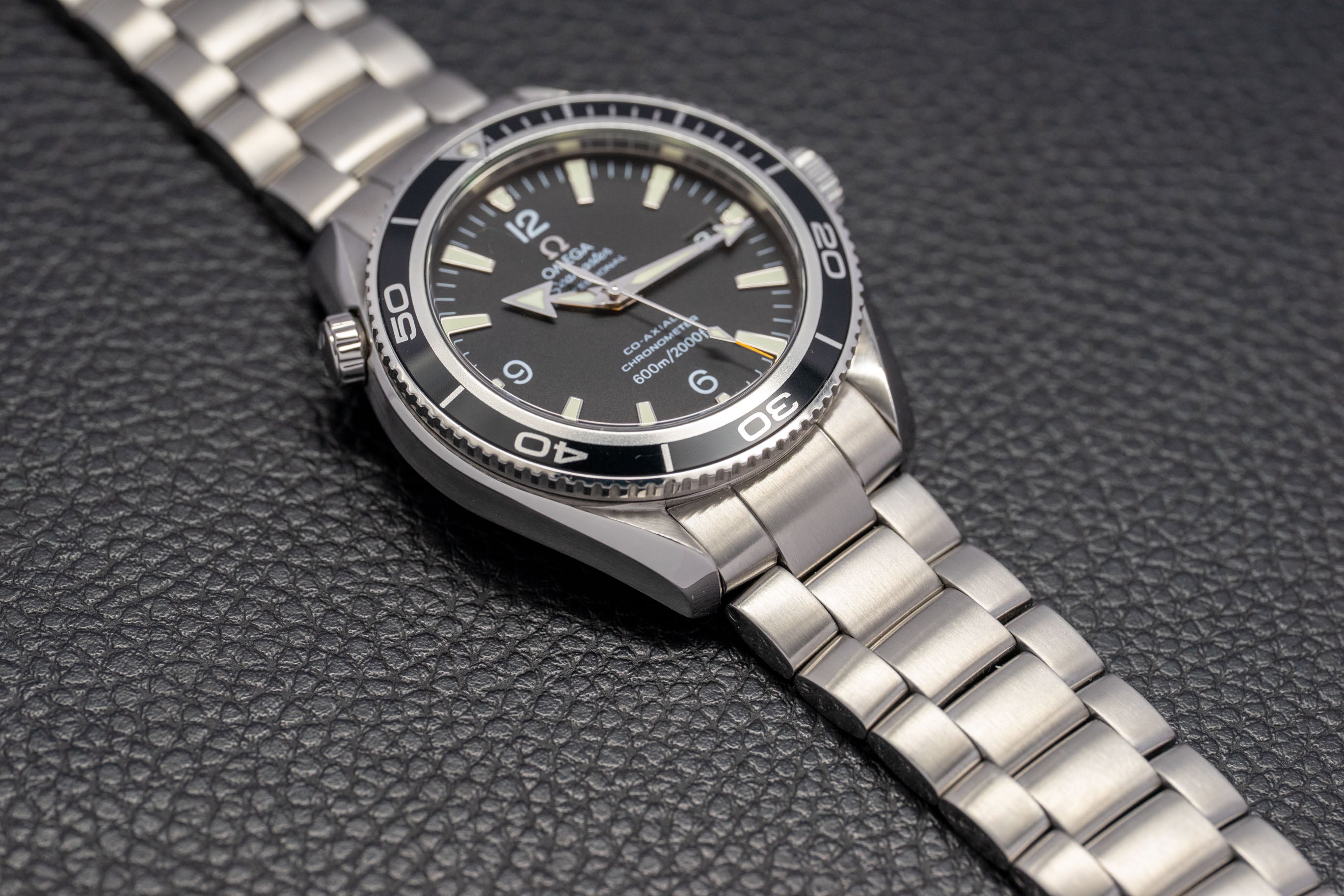 Omega Seamaster Planet Ocean 2201.50, juego completo de 2015, caja y documentación