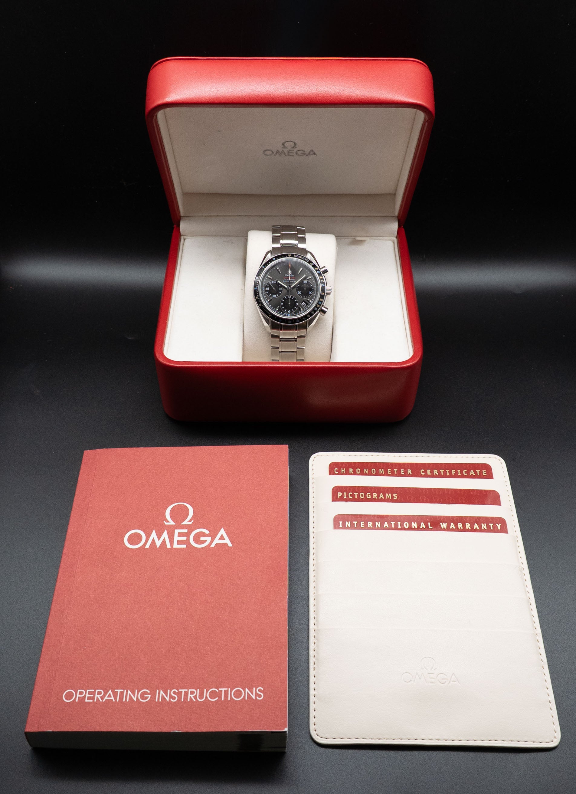 Omega Speedmaster Date 323.30.40.40.06.001, FULLSET de 2012, caja y documentación