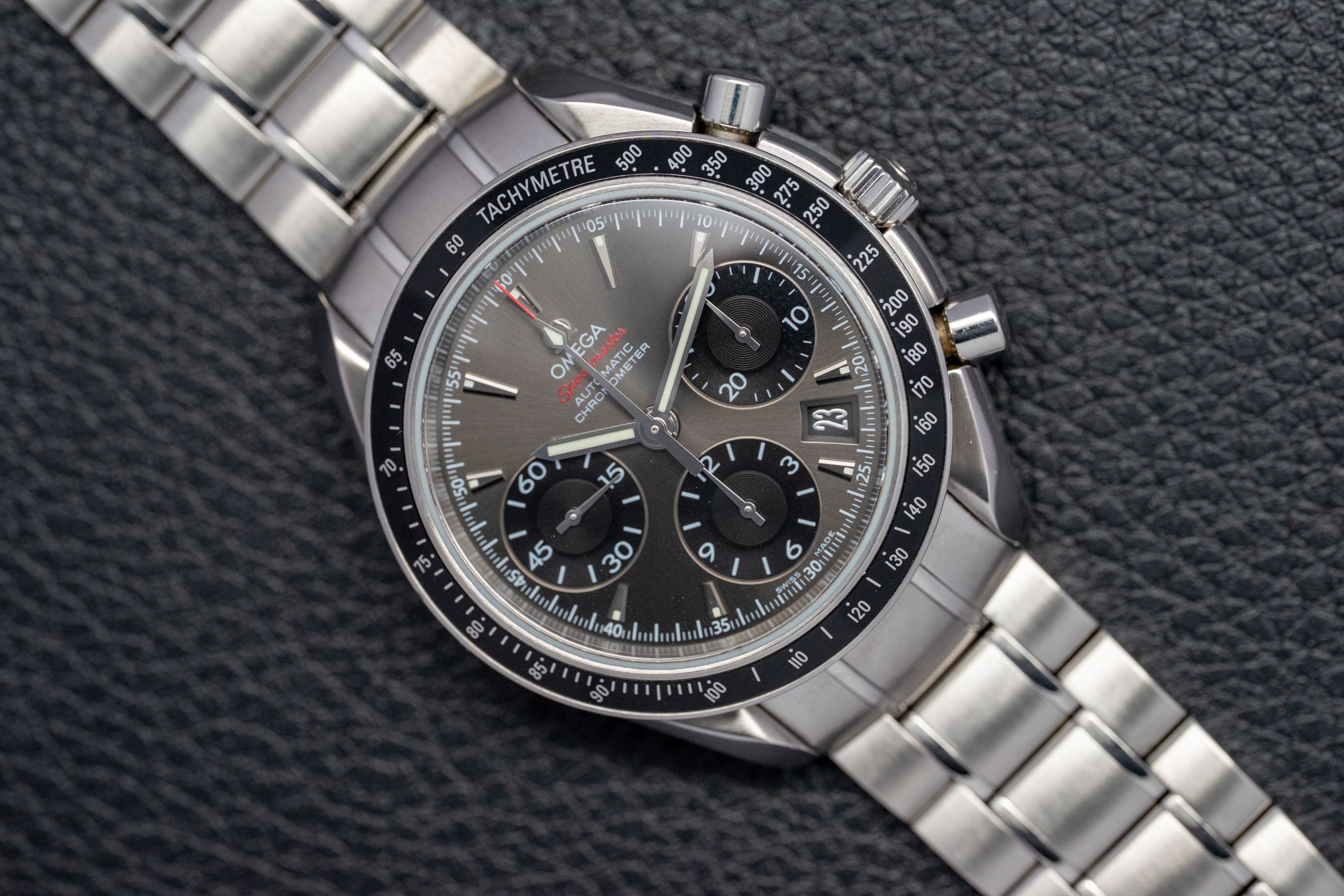 Omega Speedmaster Date 323.30.40.40.06.001, FULLSET de 2012, caja y documentación