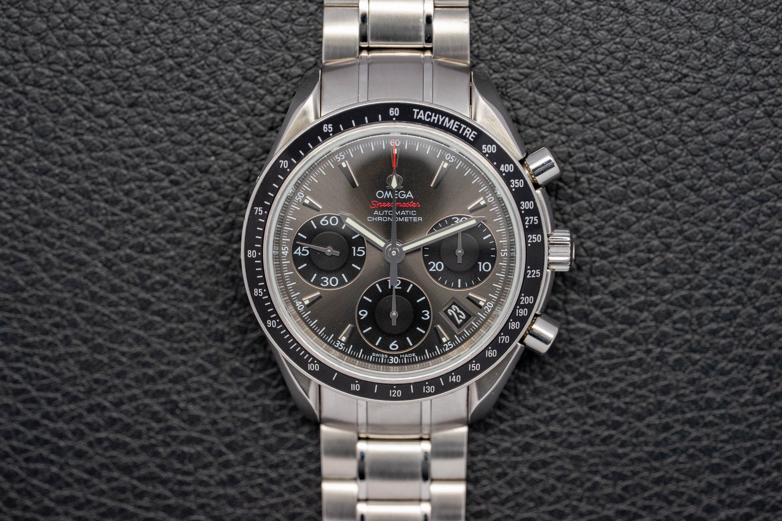 Omega Speedmaster Date 323.30.40.40.06.001, FULLSET de 2012, caja y documentación