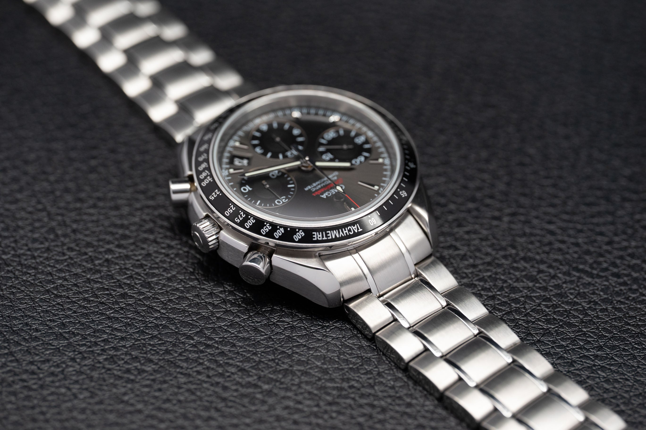 Omega Speedmaster Date 323.30.40.40.06.001, FULLSET de 2012, caja y documentación